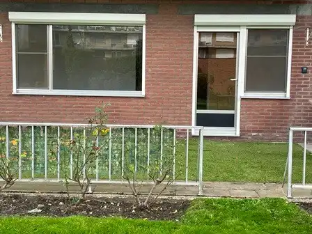 Gelijkvloers 2-slaapkamer appartement met terras en garage foto 2