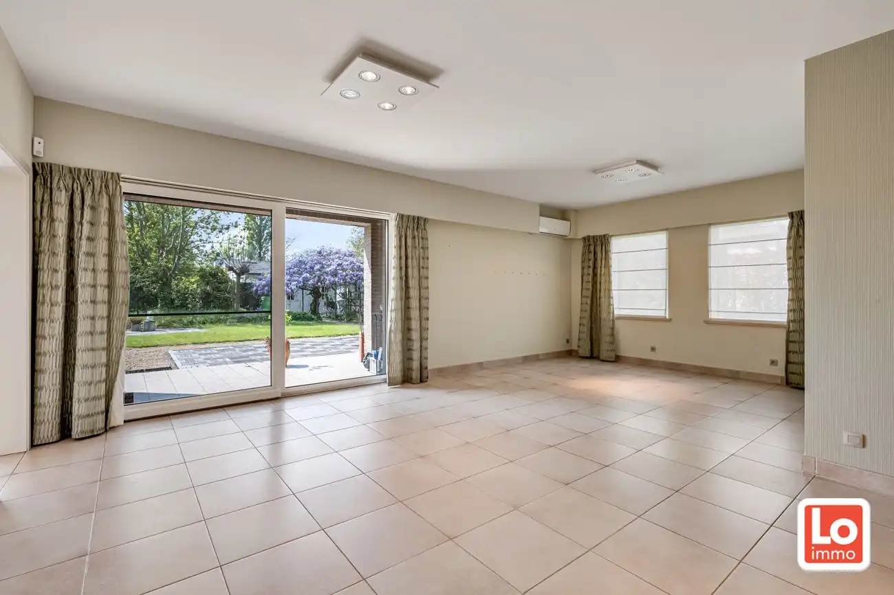 Degelijke open (kangoeroe)woning met inpandige garage en gezellige zuidwest georiënteerde tuin op een rustige locatie nabij het centrum van Lochristi! foto 8