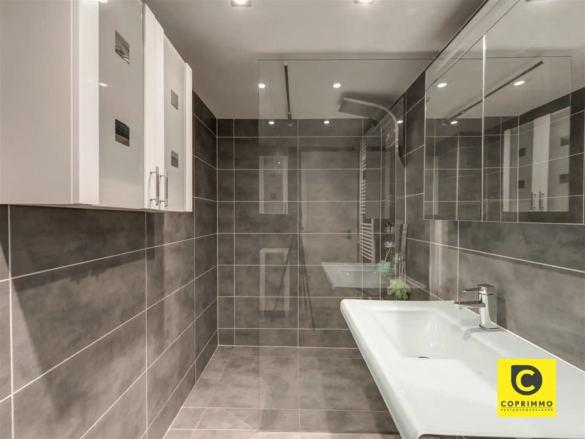 Instapklaar 2 slaapkamer appartement met groot terras! foto 7