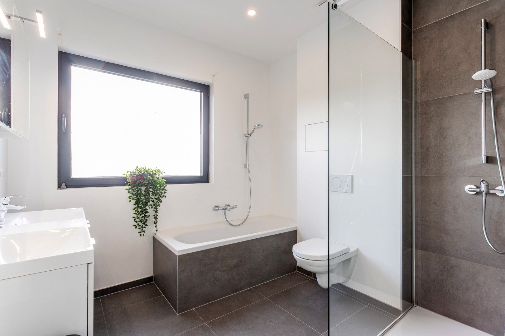 Instapklare woning met 4 slpk, tuin en parking foto 16