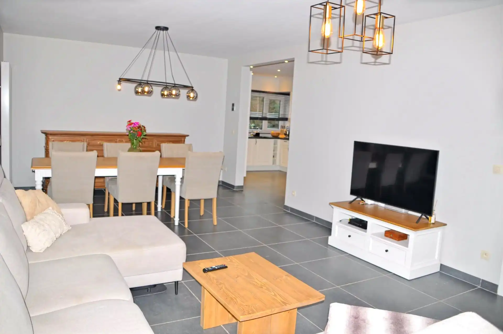 TIJDLOZE GERENOVEERDE WONING MET 2 SLPK’S IN RUSTIGE BUURT IN VELDWEZELT foto 2