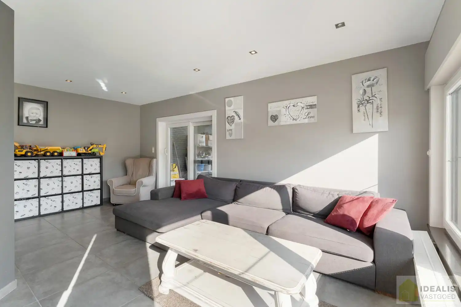 IDEALIS VASTGOED - CHARMANTE INSTAPKLARE GEZINSWONING MET EEN LICHTRIJKE LEEFRUIMTE, MODERNE OPEN KEUKEN MET KOOKEILAND, 3 RUIME SLAAPKAMERS EN BADKAMER. DE WONING IS GELEGEN OP EEN PRACHTIG PERCEEL VAN 12A 68CA! Deze knappe bungalow omvat een aangename 140m² bewoonbare oppervlakte met een lichtrijke woonkamer met aansluitend een moderne open keuken met kookeiland (voorzien van alle comfort), 3 ruime slaapkamers en een badkamer. De woning biedt verder een kelderverdieping en een zeer ruime tuin. Een unieke kans voor kandidaten op zoek naar een instapklaar huis voorzien van alle faciliteiten op een hele fijne locatie tussen de centra van Oudsbergen, Bree en Peer! foto 6