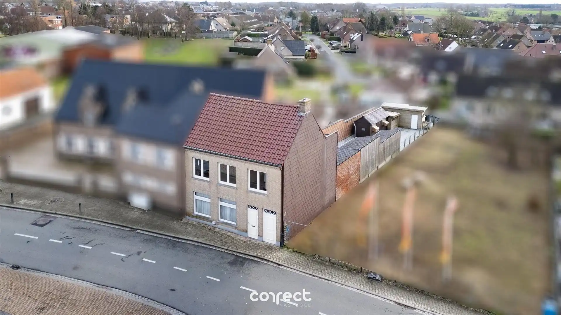 Hoofdfoto van de publicatie: Ruime woning met garage.