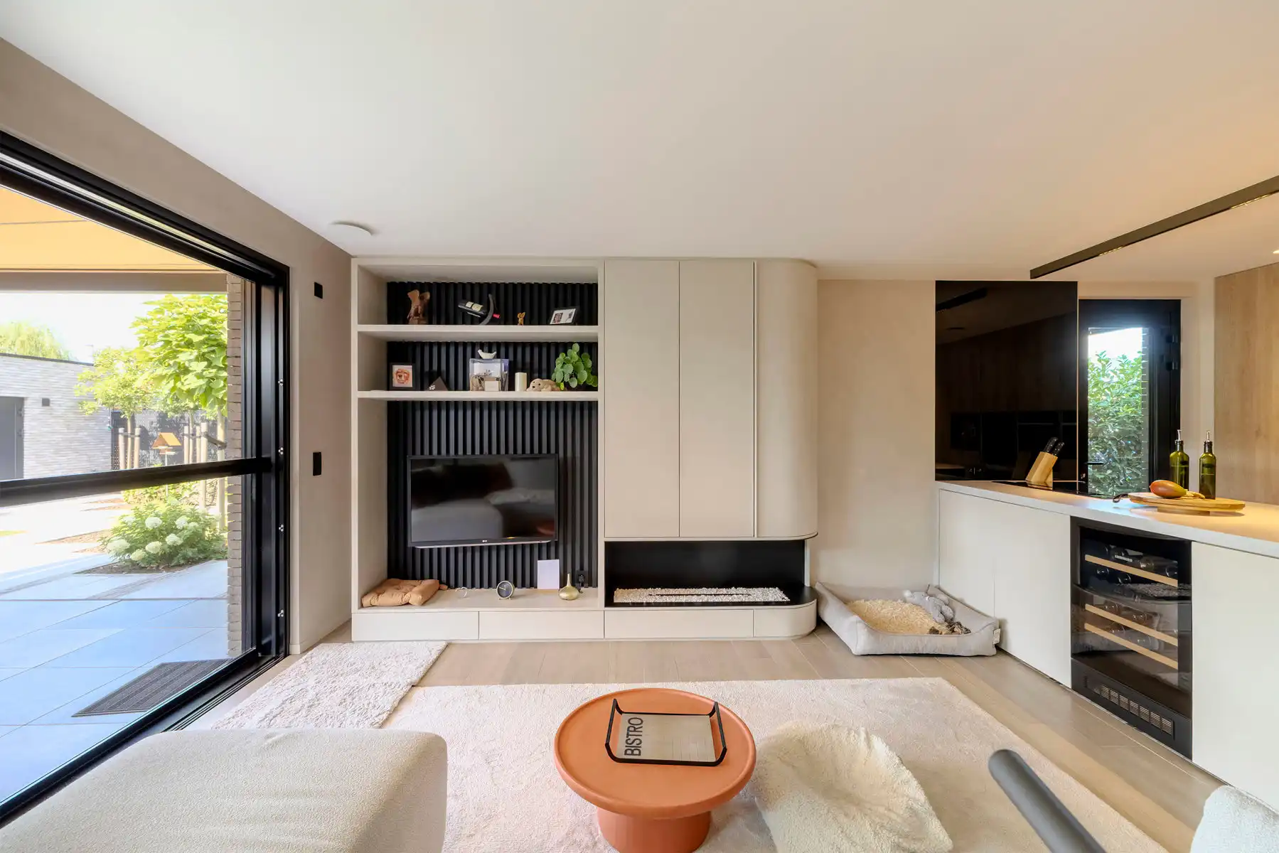 Instapklaar gelijkvloers appartement met carport, berging, luxe afwerking en aangelegde tuin foto 4