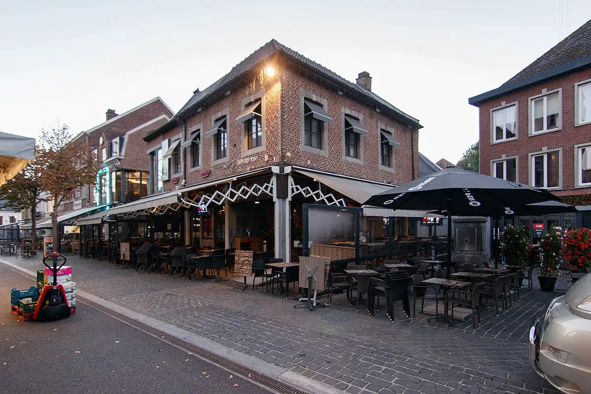 Horecapand met appartement en studio gelegen te Markt 35 te Bilzen Hoeselt foto {{pictureIndex}}