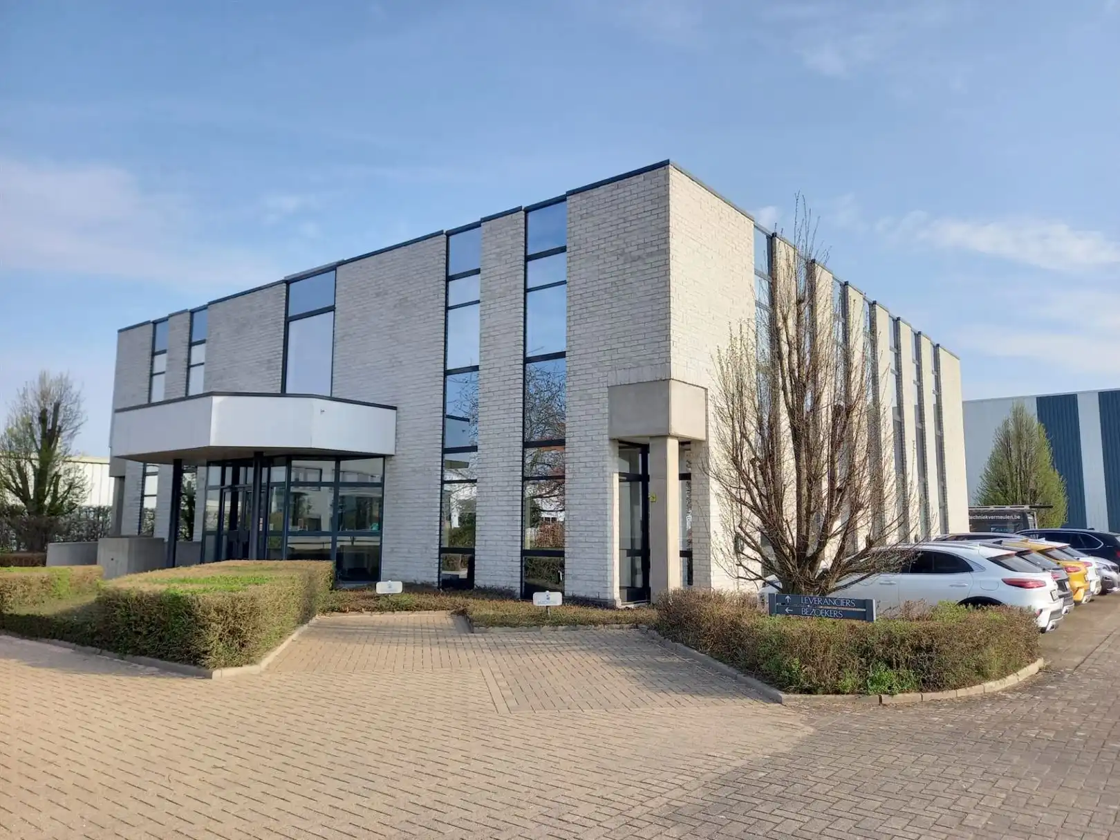 Instapklaar kantoor te huur in "Europark Oost" te Sint-Niklaas foto {{pictureIndex}}