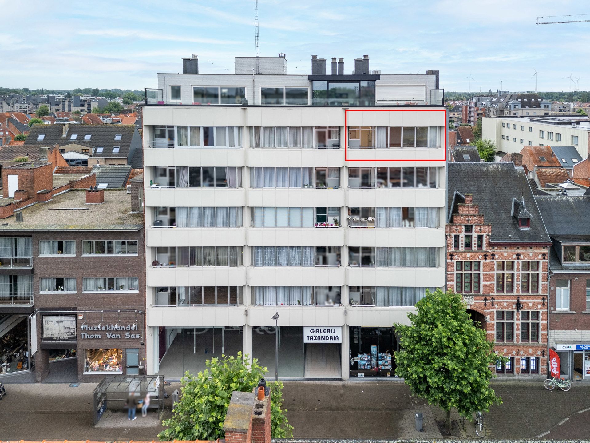 Ruim appartement met 2 slpks, 2 terrassen en autostplts. foto 1