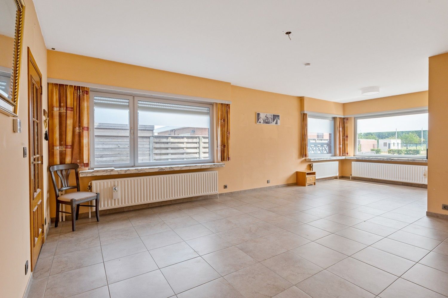 Charmante te renoveren woning met 2 slaapkamers, gezellige tuin en een grote garage in Massenhoven! foto 3