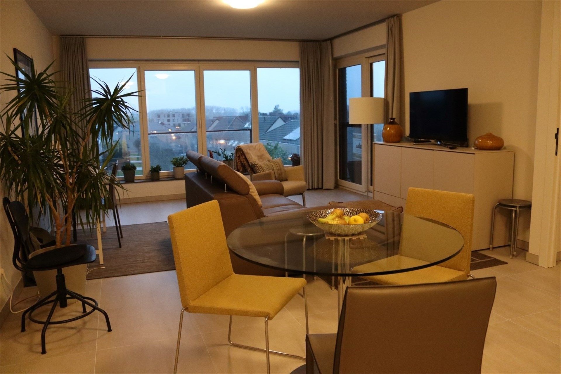 Rustig en recent gelegen appartement met terras en autostaanplaats. foto 4