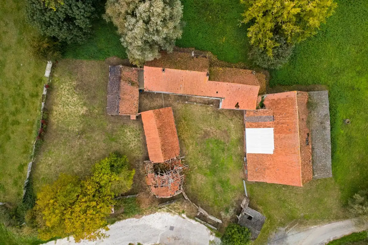 Te renoveren hoeve met schuren op ca. 1,3ha! foto 3