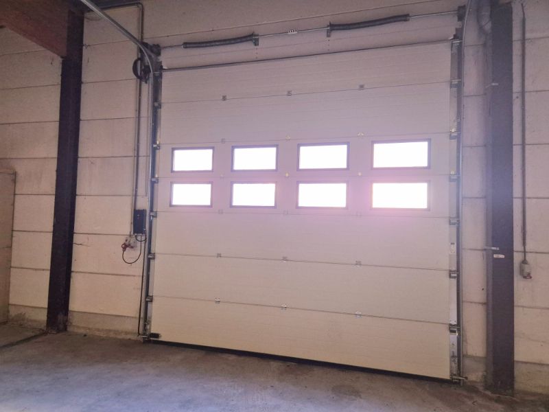 Roeselare-stadsrand. Dichtbij ring en E 403. 3 loodsen te huur in ambachtelijke zone vanaf 216m2.  12m  x 18m .  Te bezichtigen via bezoekdagen. foto 2