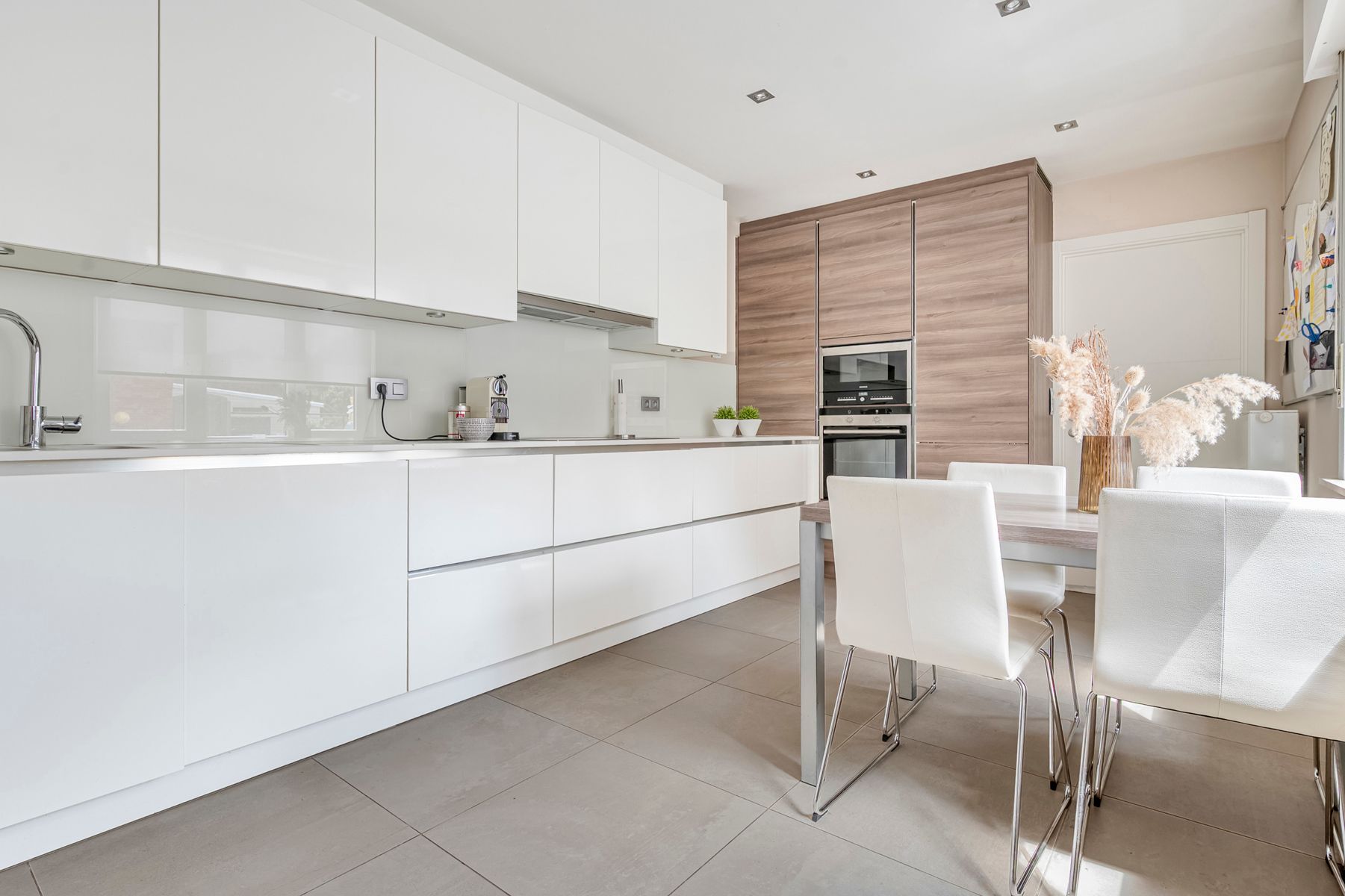 Instapklare woning met 4 slaapkamers en magazijn foto 8