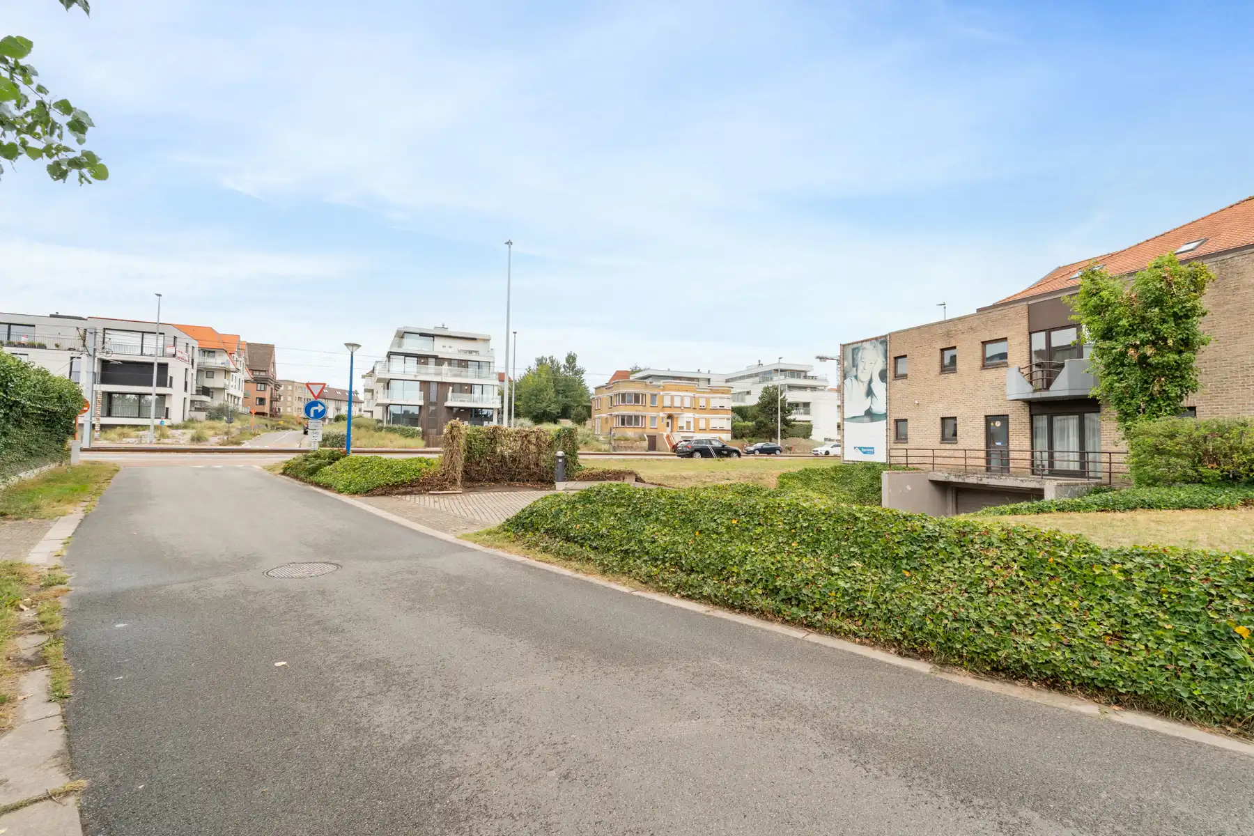 Ruime garage met berging vlakbij centrum en zee foto 2