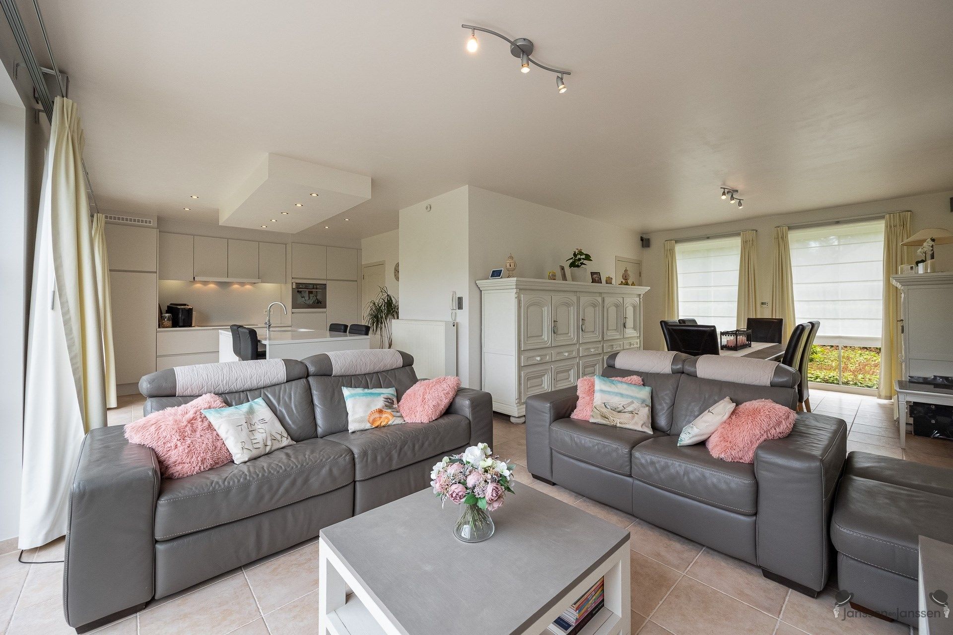 Instapklare woning met vier slaapkamers op een ruim perceel van 659m². foto 9