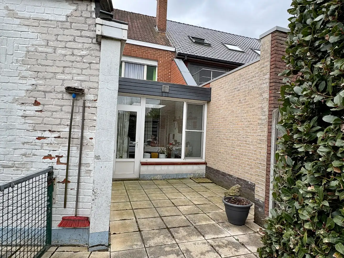 Woning met betonstructuur voorzien van garage, tuin en 3 slks te Kuurne. foto 17