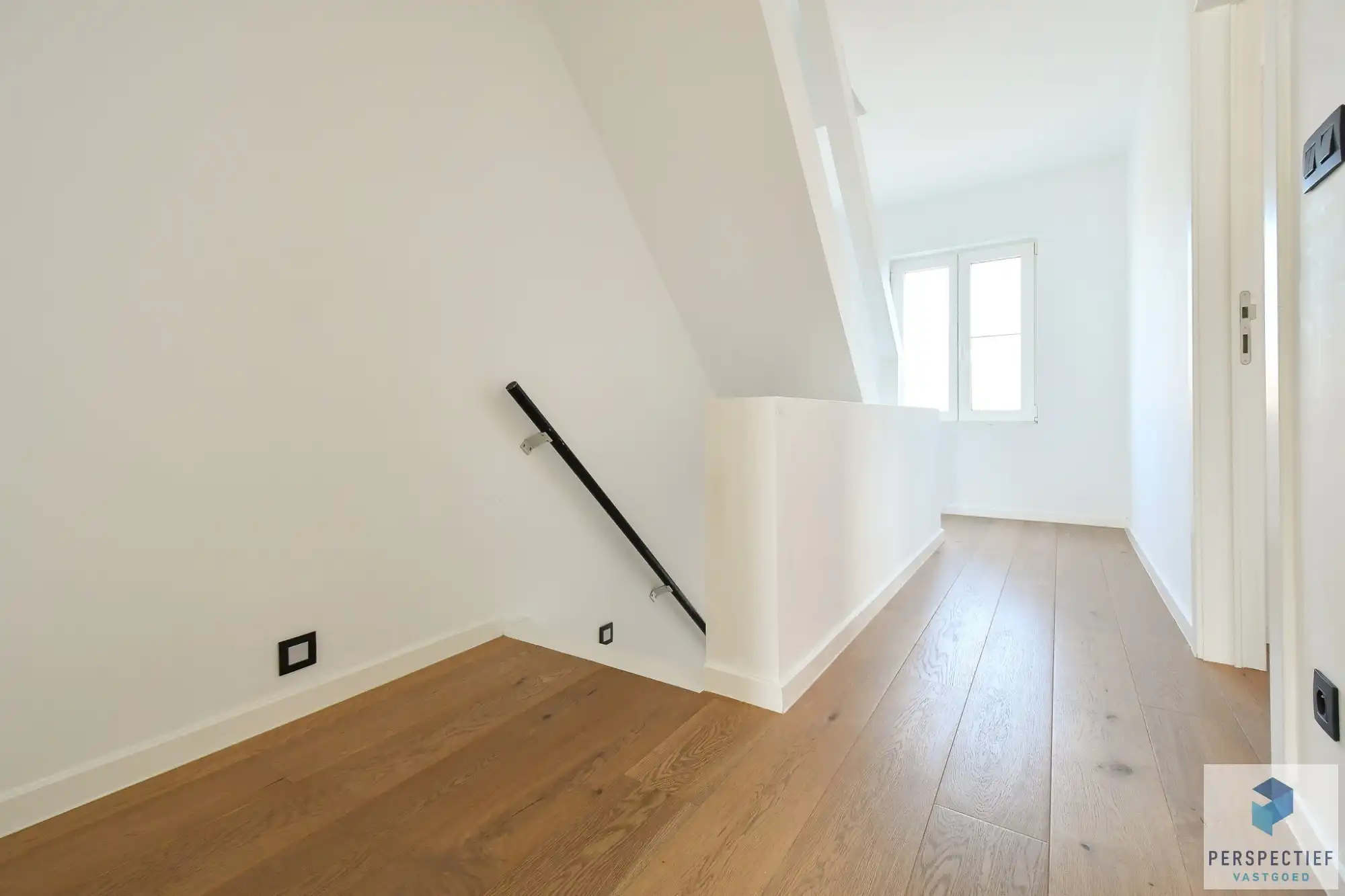 Ruime gerenoveerde woning met 4 slpk, grote tuin en garage foto 17