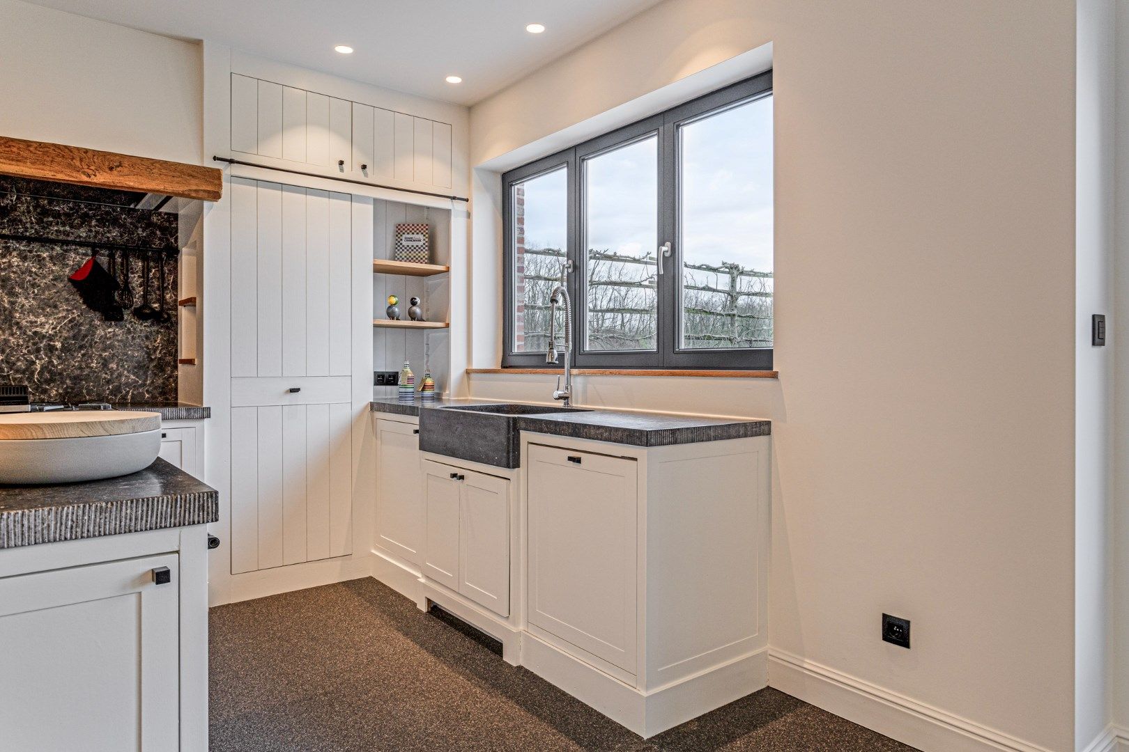 Ruim ingedeelde kwalitatieve villa op 12 are met adembenemd zicht op achterliggend groen. foto 14