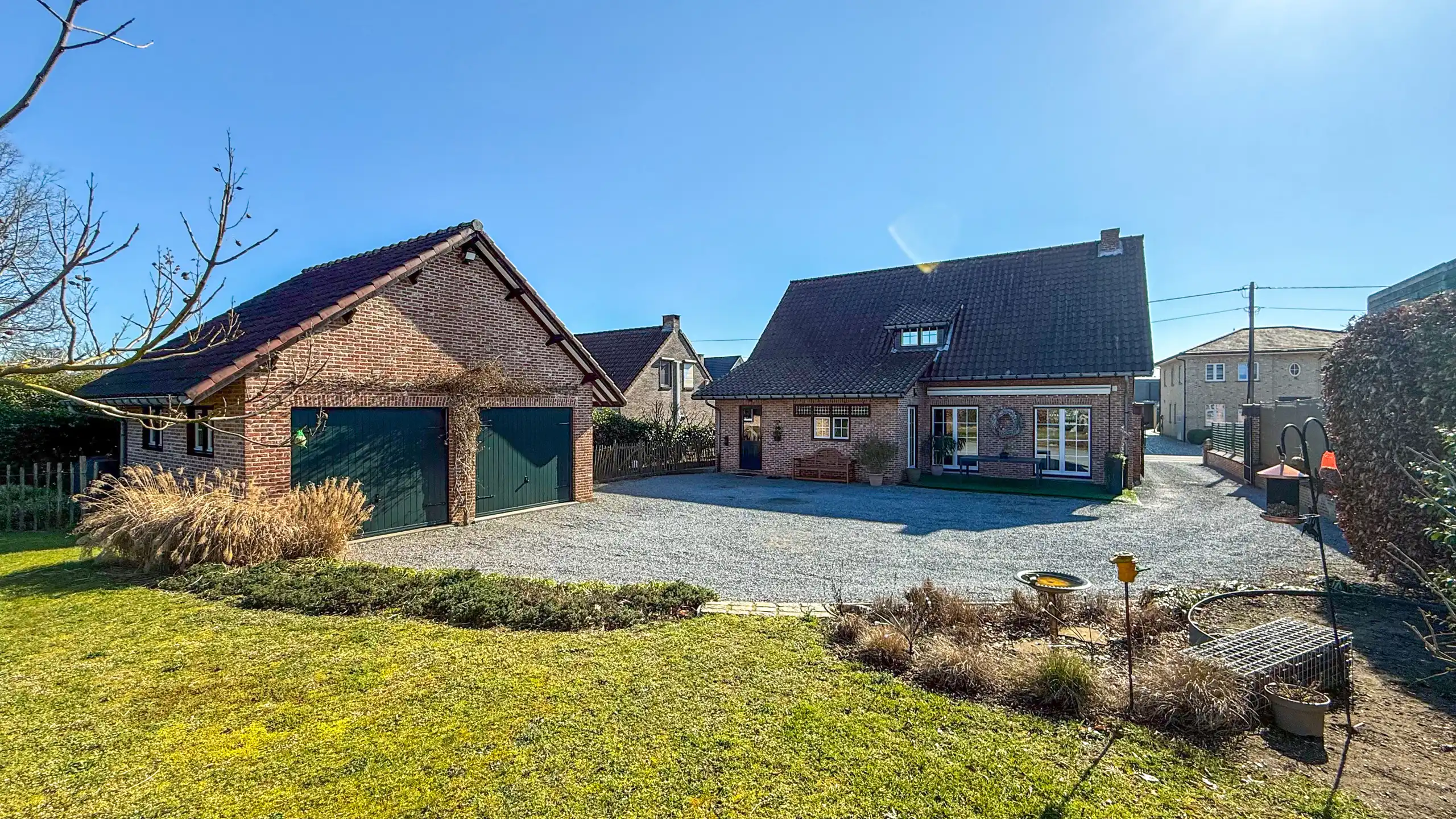 Instapklare gezinswoning met 5slpks, dubbele garage en tuin! foto 49