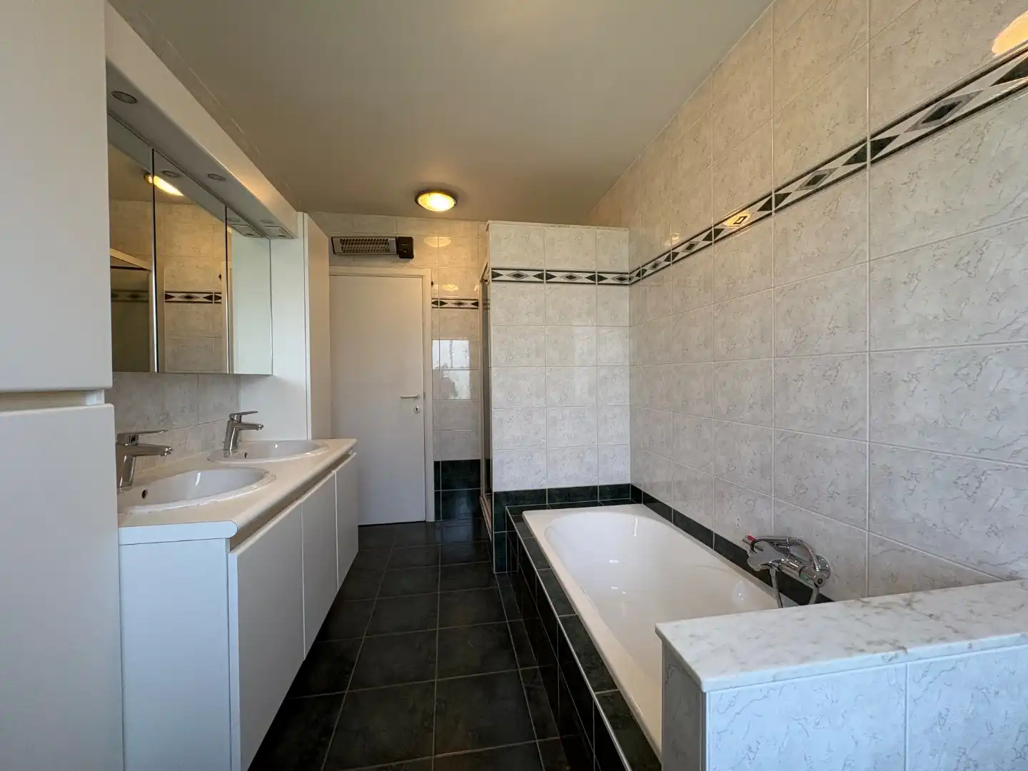 Ruime villa op perceel van 758 m² met 4 slaapkamers  foto 12