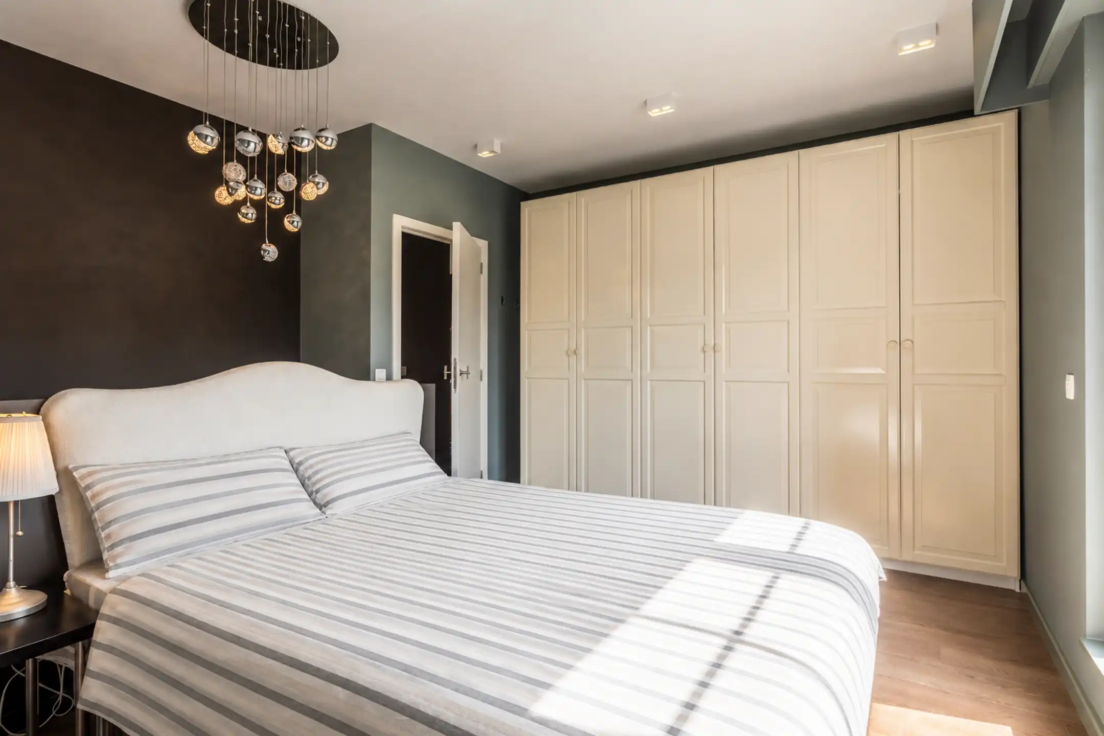 Verrassend ruime woning op toplocatie met binnenzwembad foto 19