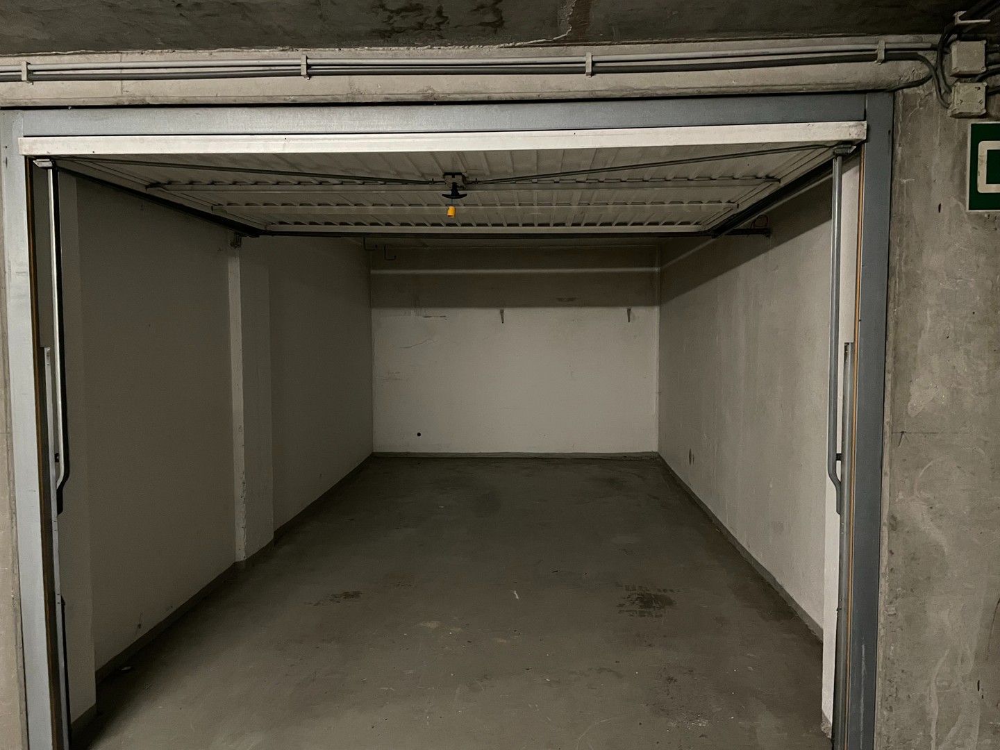 Gemakkelijk bereikbare garagebox onder de Delhaize in Heist foto {{pictureIndex}}