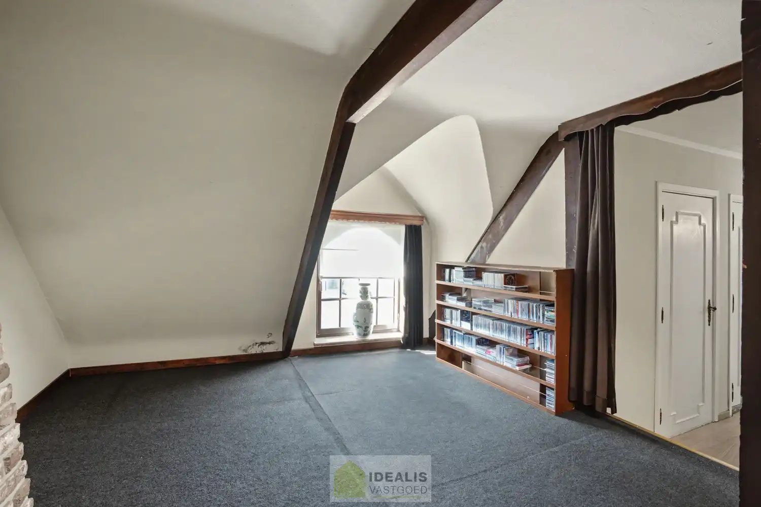 KARAKTERISTIEKE GEZINSWONING OP WANDELAFSTAND VAN HET CENTRUM VAN PEER MET WOONKAMER, GOED UITGERUSTE KEUKEN, BADKAMER, BUREAU, MOGELIJKHEID TOT MAAR LIEFST 4 SLAAPKAMERS EN EEN INPANDIGE GARAGE MET SECTIONALE POORT! - De woning omvat +-204m² bewoonbare oppervlakte en is gelegen op een perceel van +- 9a 46ca (946m²). Zeer geschikt voor kandidaten op zoek naar een centraal gelegen woning met karakter, nog volledig naar smaak op te frissen! foto 17