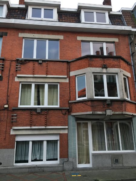 Opbrengsteigendom dichtbij het centrum bestaande uit 3 ruime appartementen. foto {{pictureIndex}}