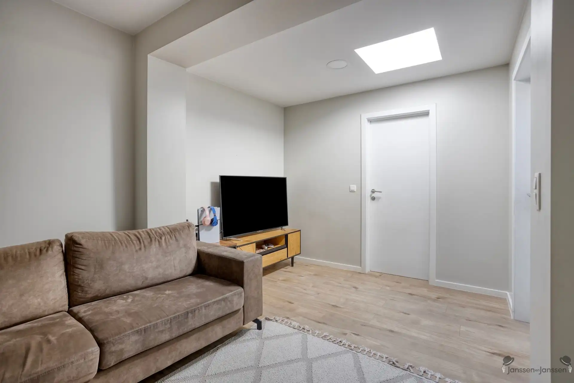 Volledig gerenoveerde HOB op topligging aan rustig pleintje te Genk foto 9