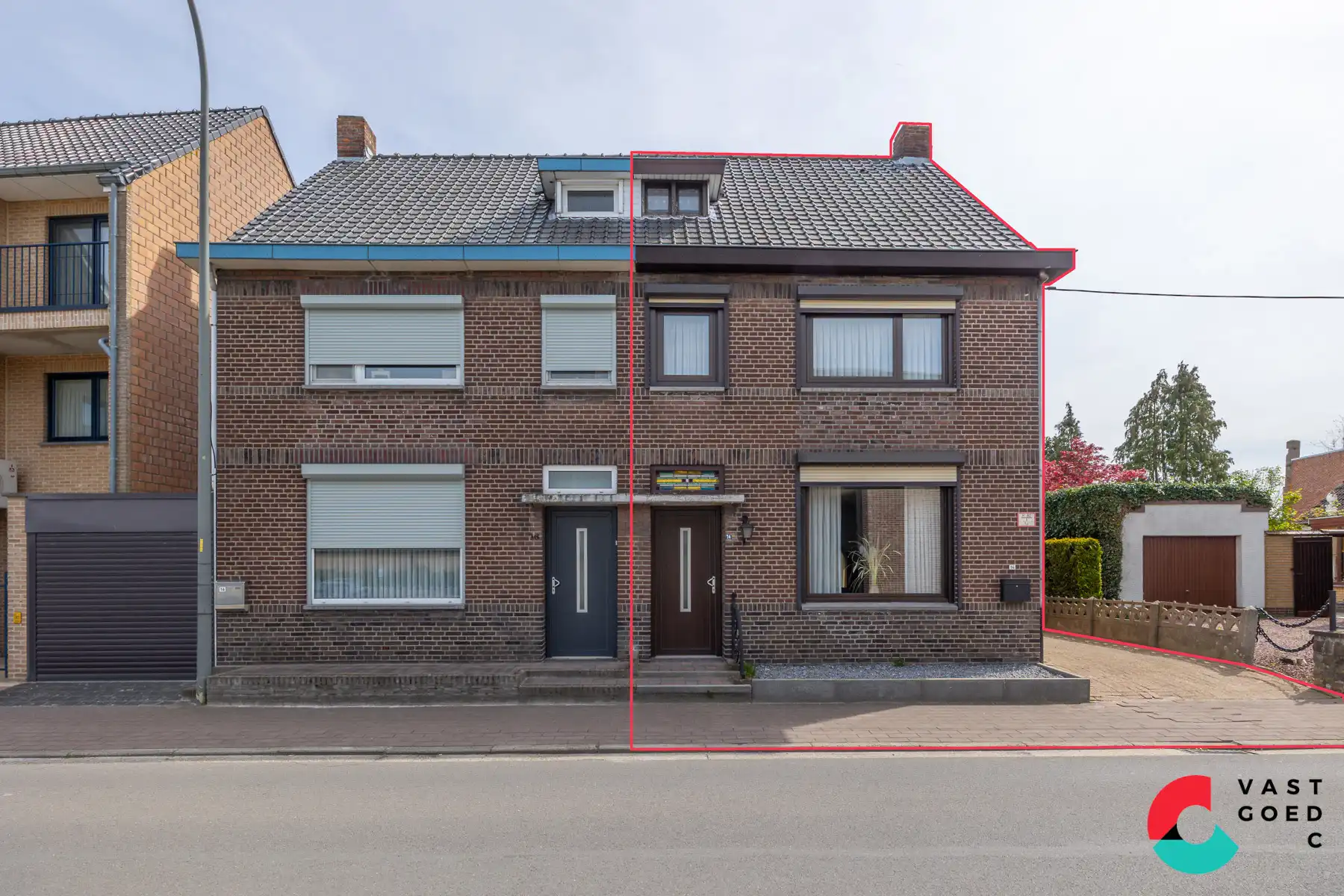 Te renoveren gezinswoning in het centrum van Hamont-Achel foto 2