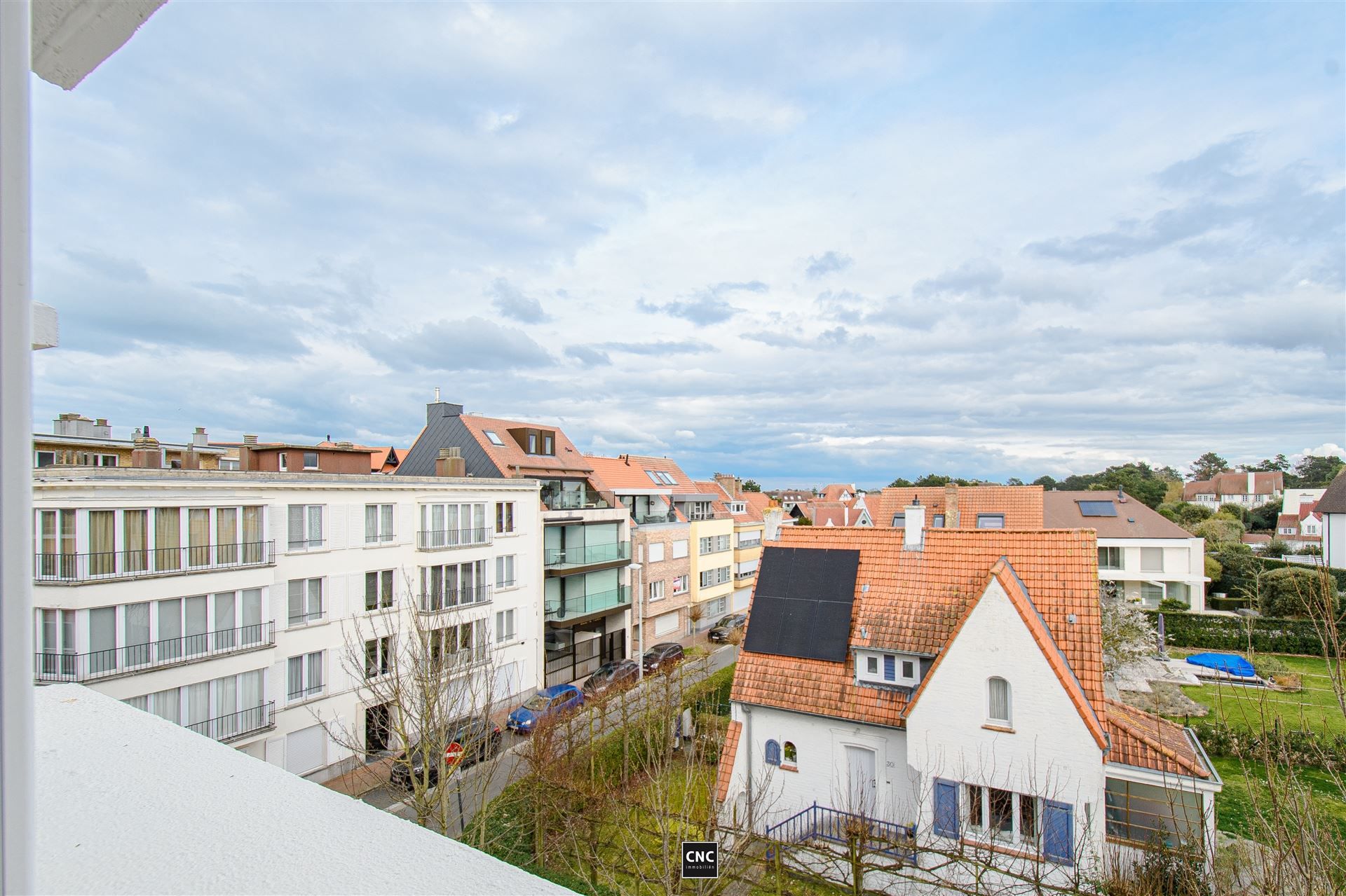 Ruim en lichtrijk appartement met zonnig terras op toplocatie in Knokke. Rustig gelegen in een karaktervolle residentie met prachtig open zicht op groen en de typische Zoute-villaatjes. foto 9