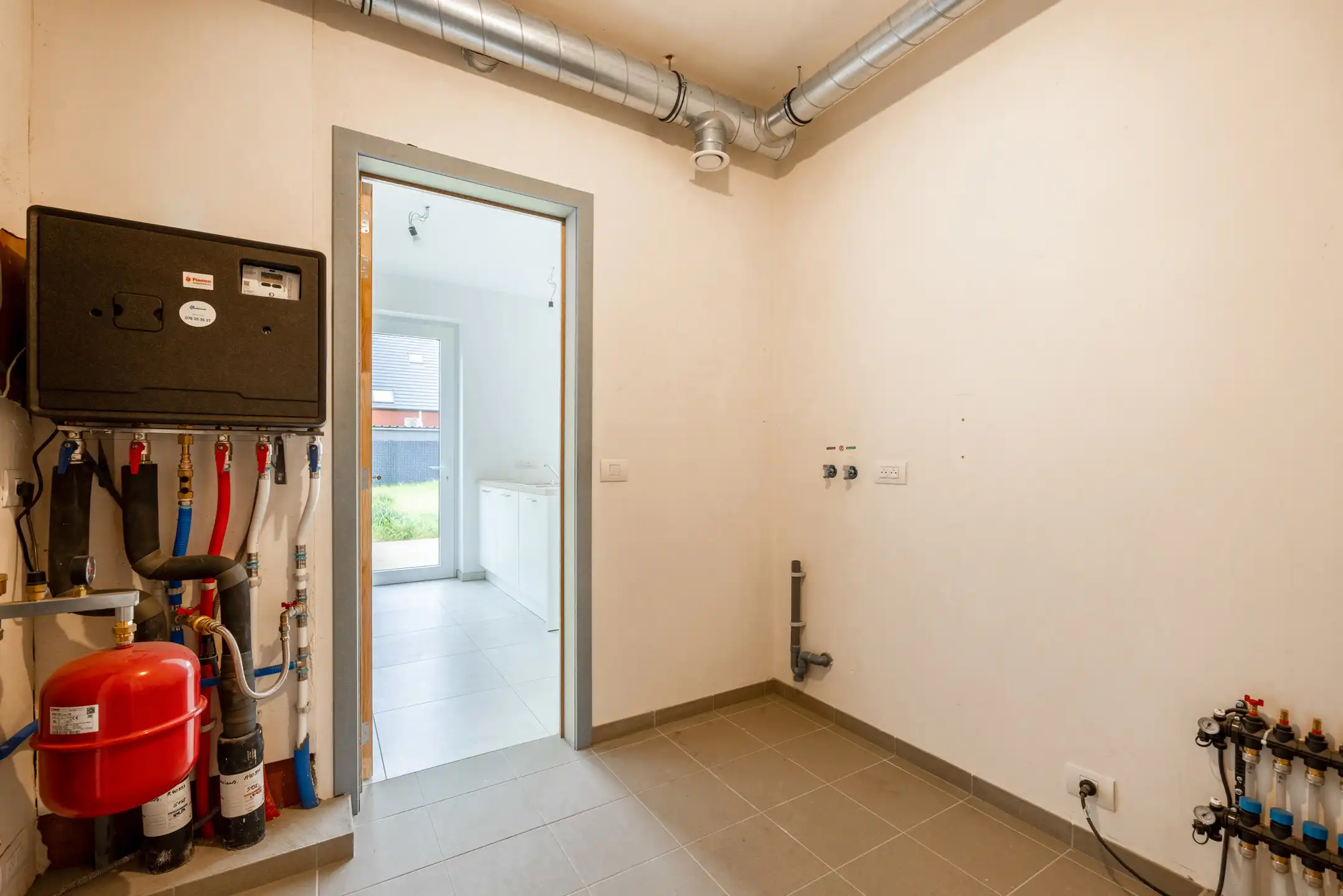 Halfopen woning met ruime tuin op rustige locatie foto 14