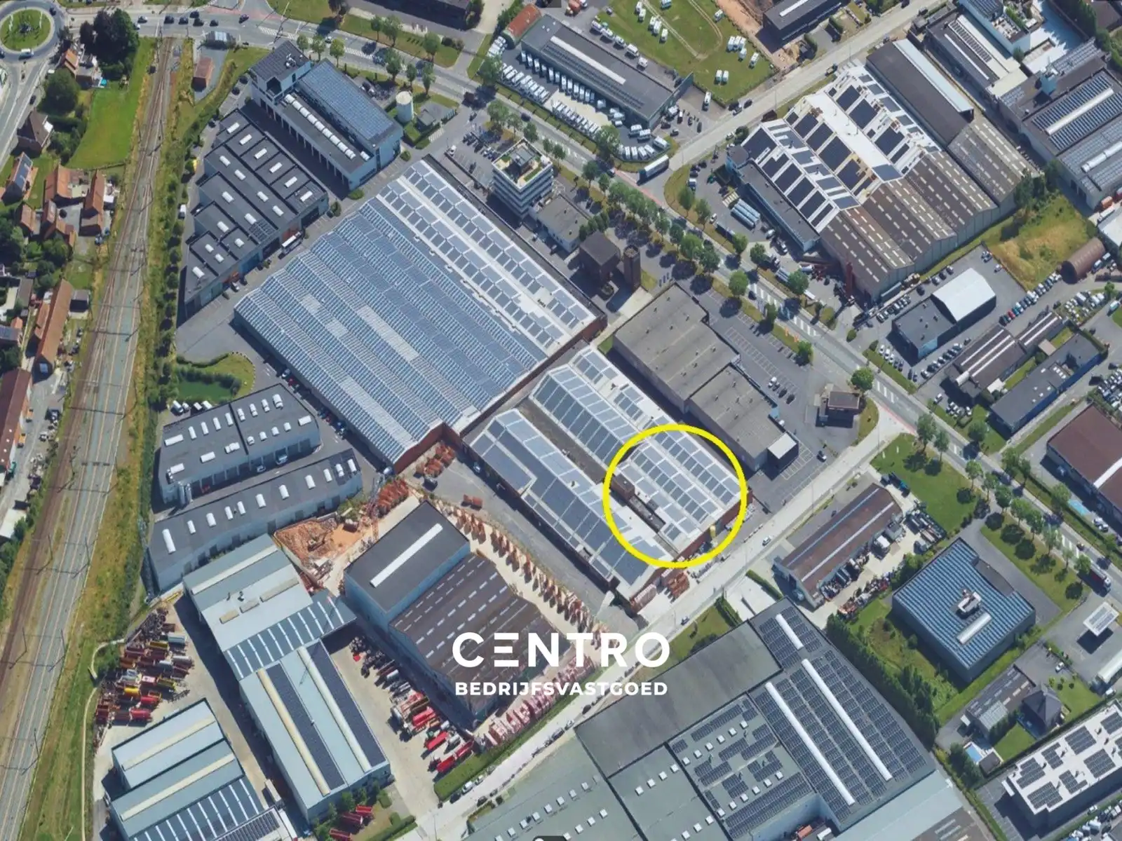 Magazijn van 2.400 m², extra parking en geïntegreerde kantoorruimte in nabijheid van vele baanwinkels vlak bij de RING van Poperinge ! foto 2