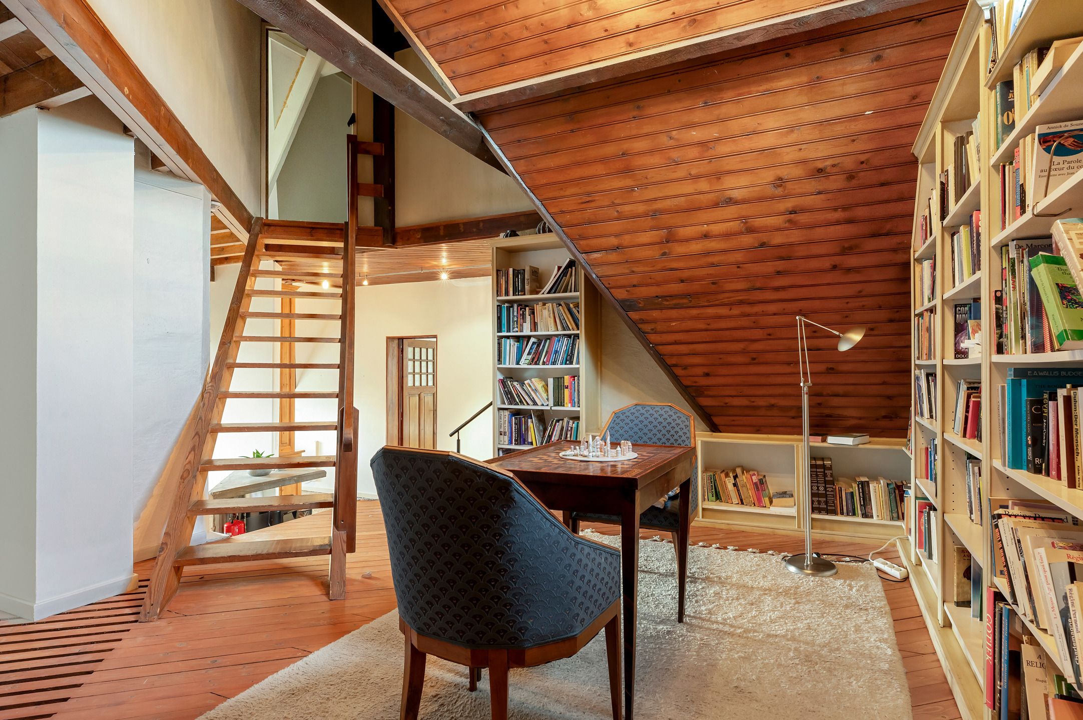 Karaktervolle hoeve met apart praktijkgedeelte, zwembad en prachtig uitzicht op weilanden op 2.642 m². foto 15