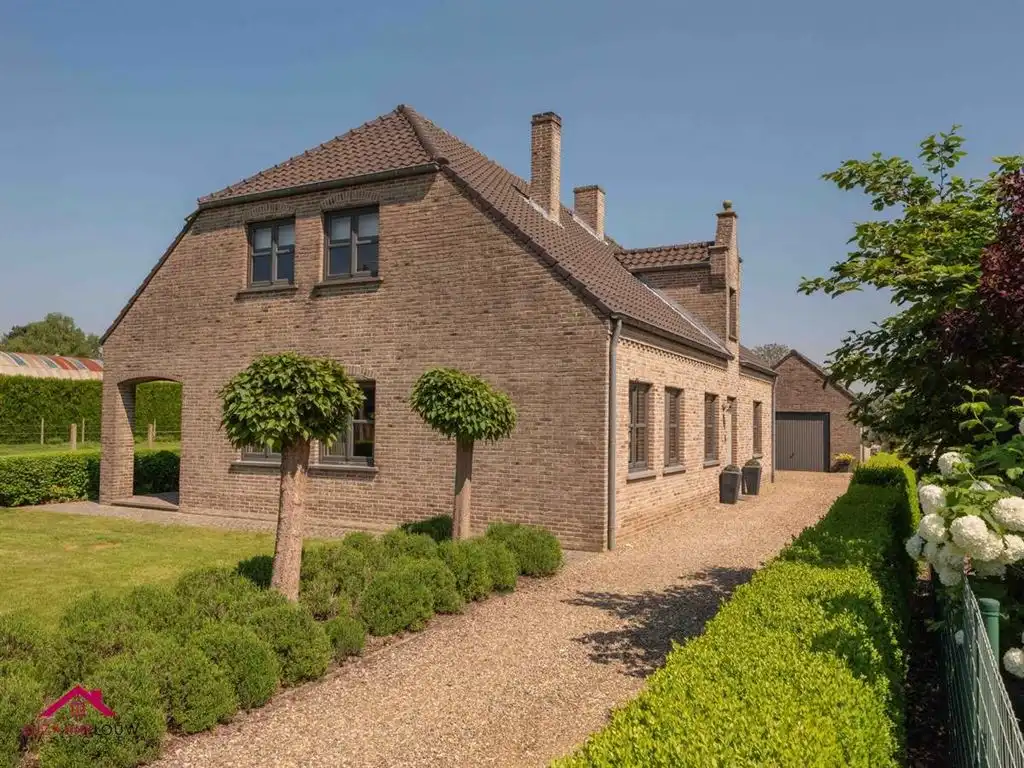Charmante vrijstaande woning met sfeervol aangelegd terras foto 2