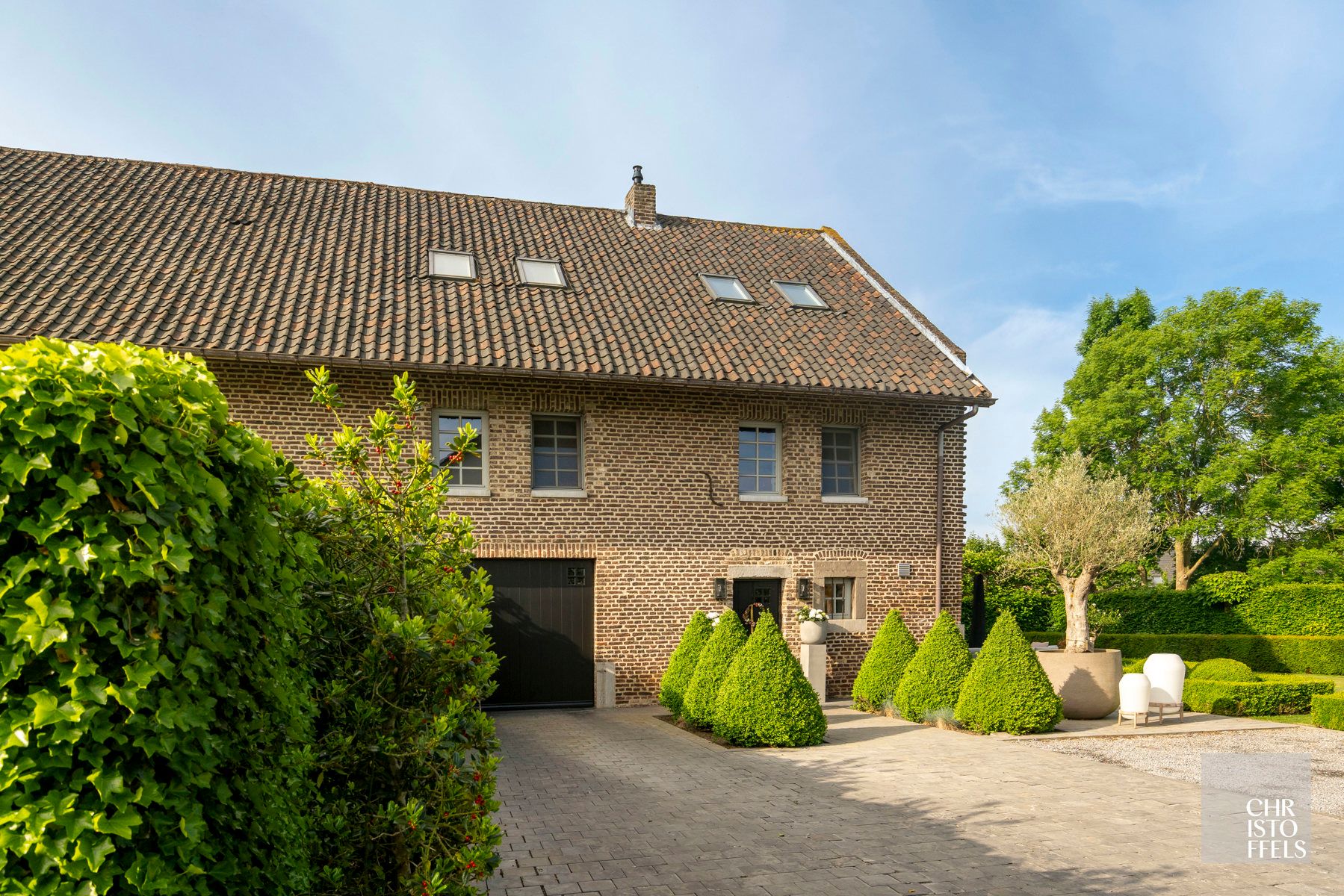 Tijdloze elegantie achter een authentieke gevel – volledig gerenoveerde woning van 303m² foto 4