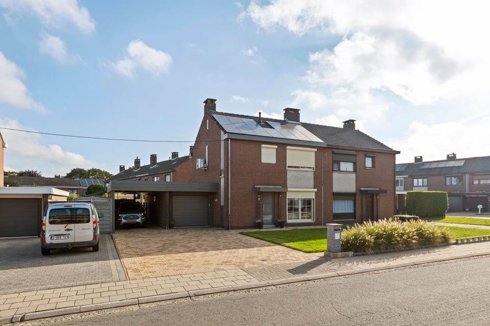 HALFOPEN BEBOUWING MET 3 SLKS EN EEN GARAGE VLAKBIJ HET CENTRUM foto 32