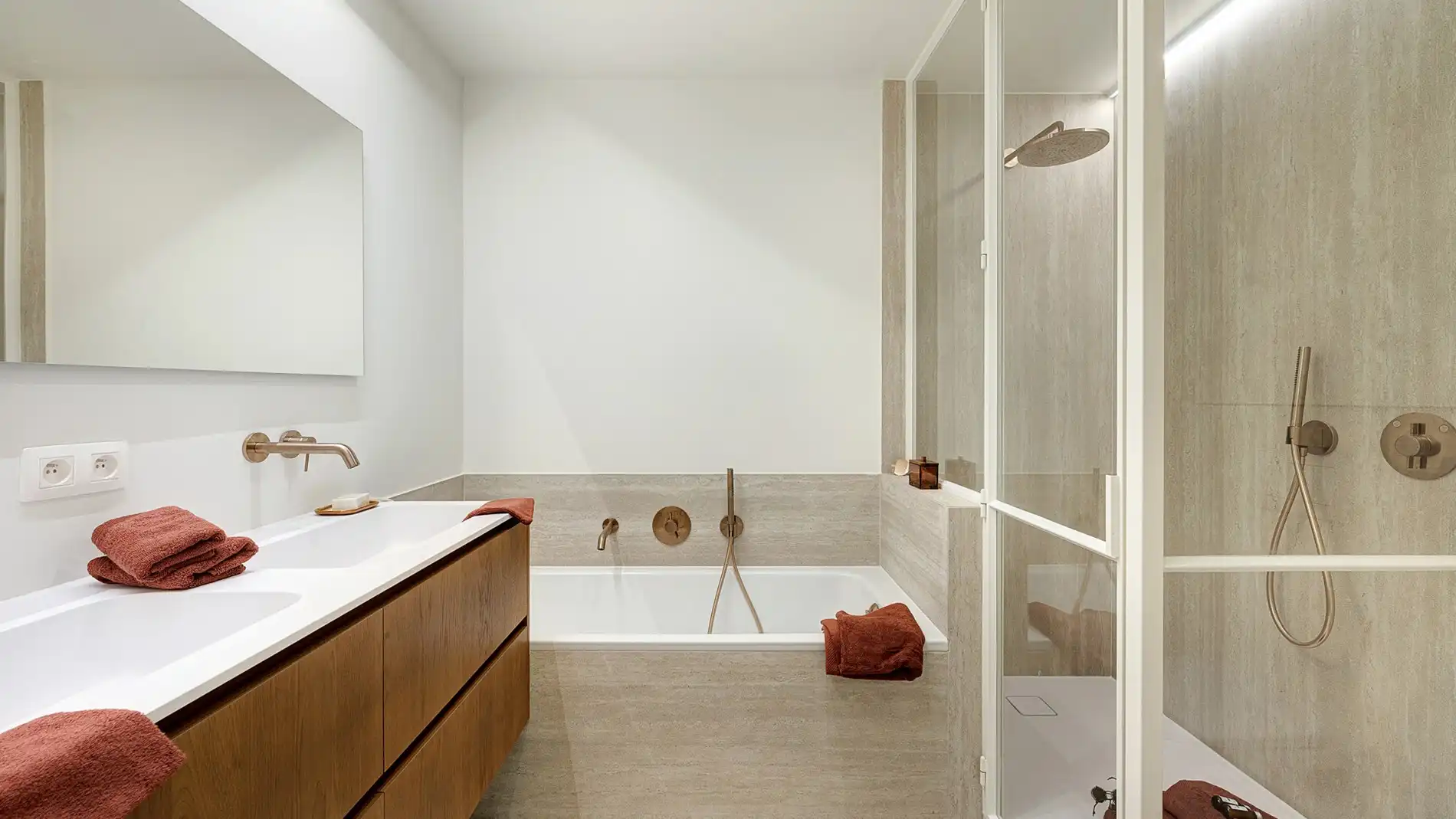Subliem gerenoveerd, ruim hoekappartement foto 13
