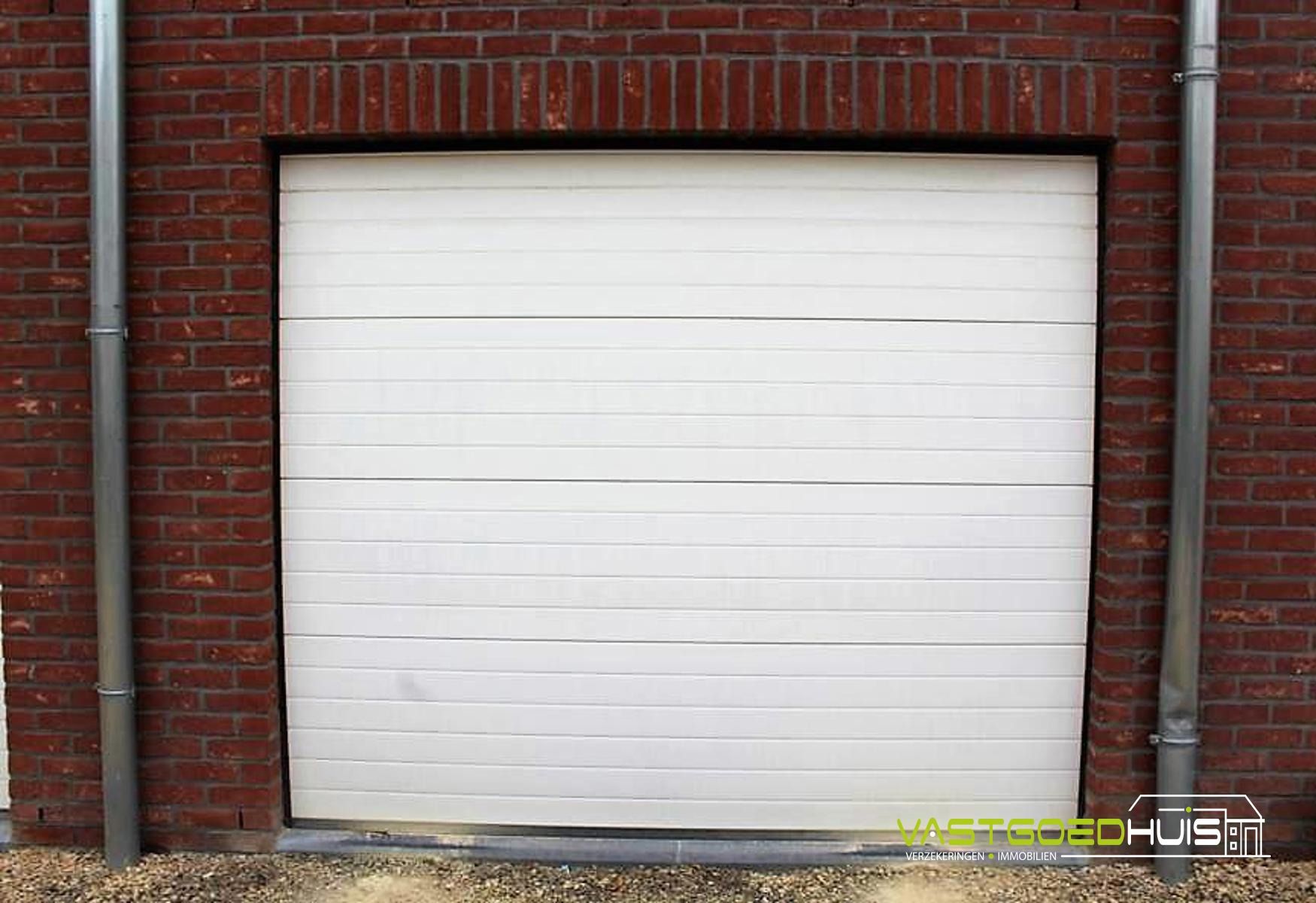 Hedendaags appartement met garage, terras en autostaanplaats foto 20