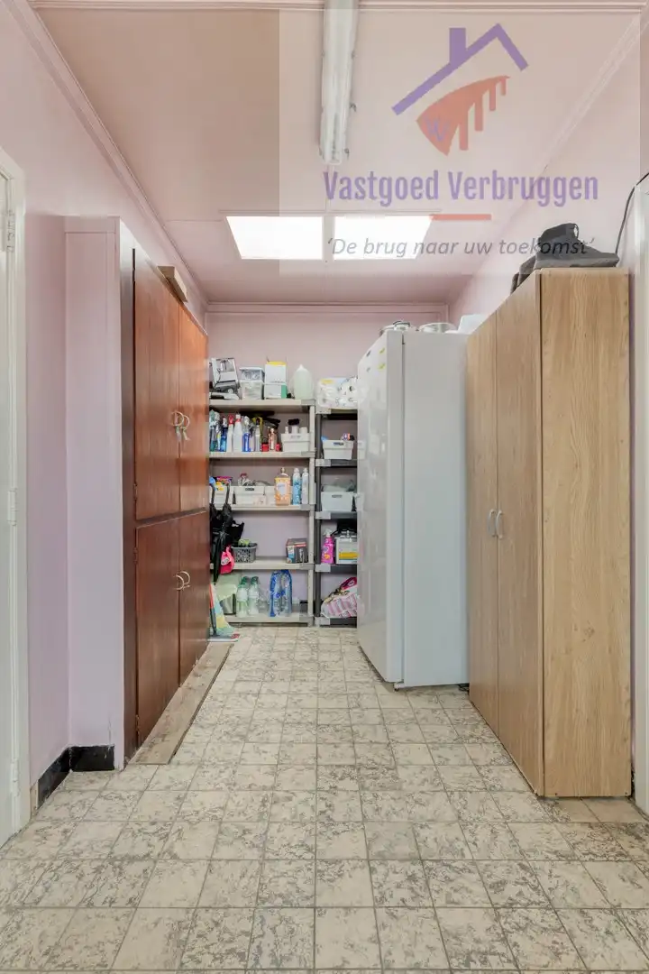 Ruime woning met dubbele loods foto 12