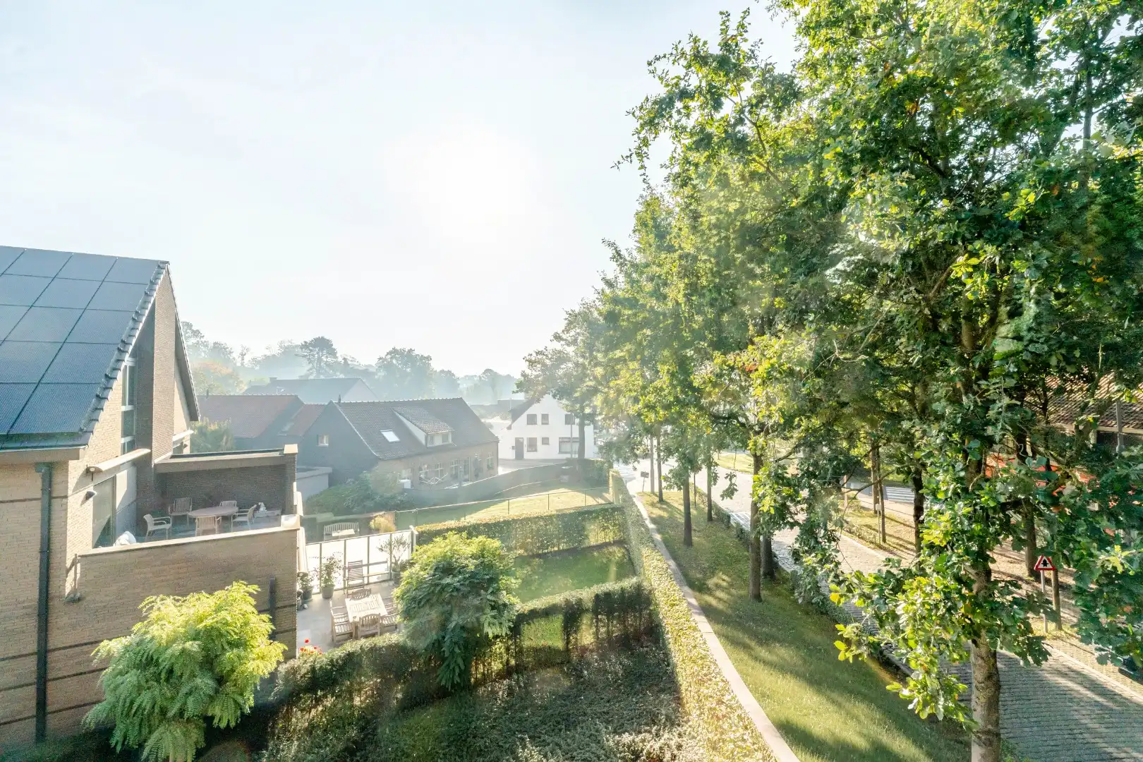Instapklaar en lichtrijk appartement met terras en carport foto 13