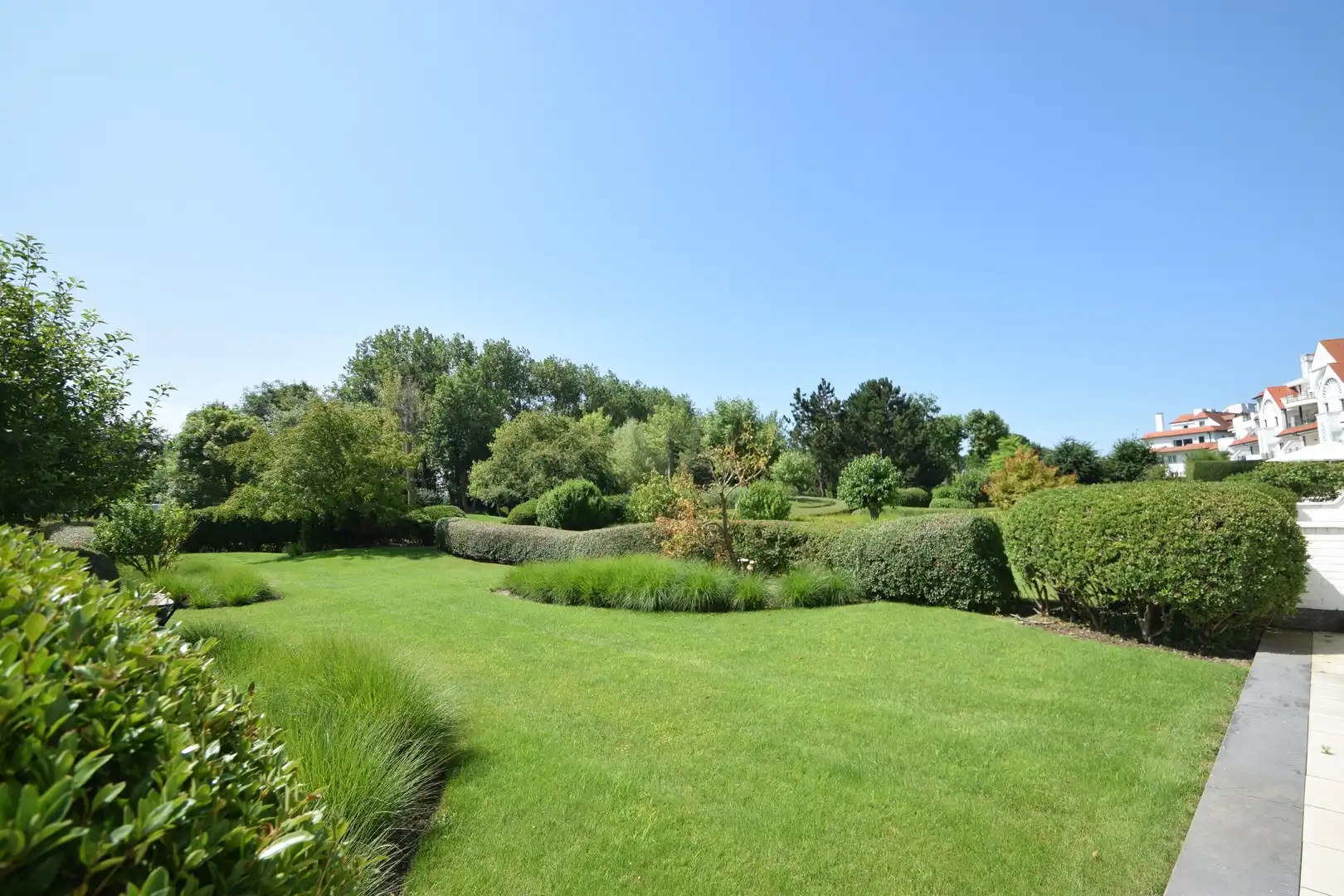 Zonovergoten tuin appartement met groot terras en prachtige tuin gelegen in het exclusieve domein Tennis Gardens. foto 10