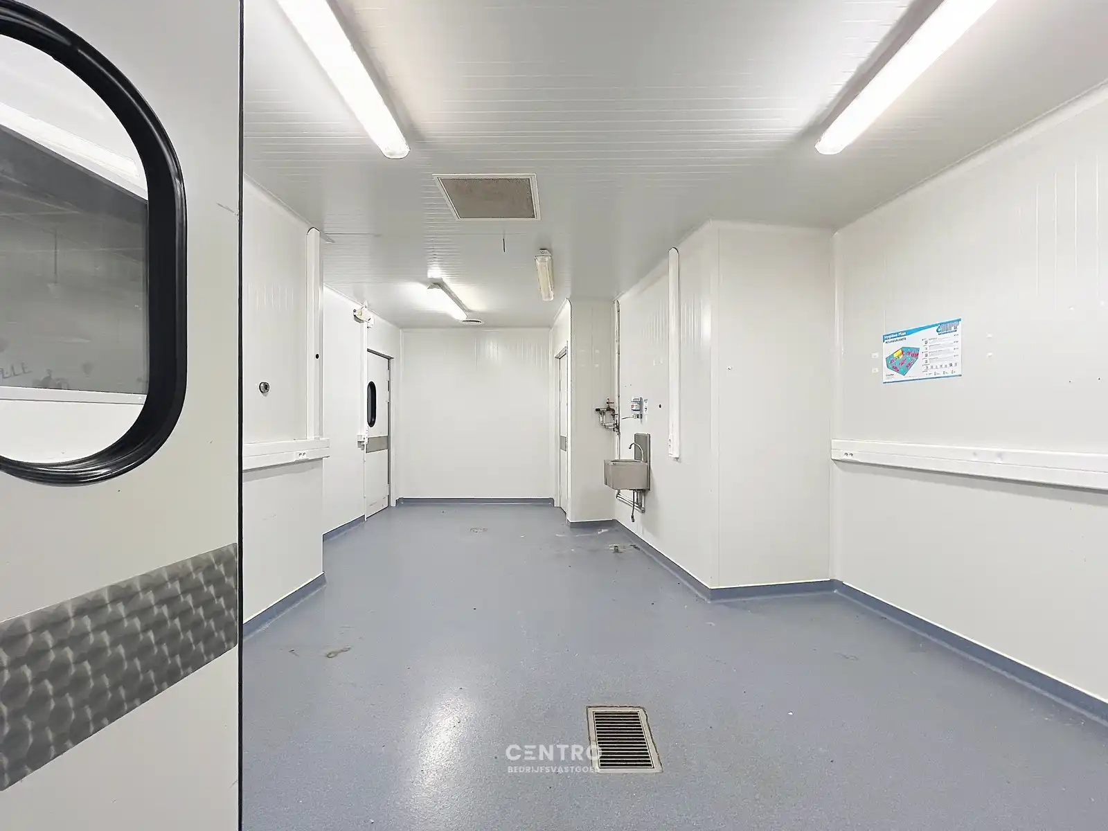 Multifunctioneel bedrijfspand (binnenrecreatie, toonzaal, winkel, opslag,...) van 782m² met 40 parkeerplaatsen op eigen terrein te Bavikhove (Harelbeke). foto 21