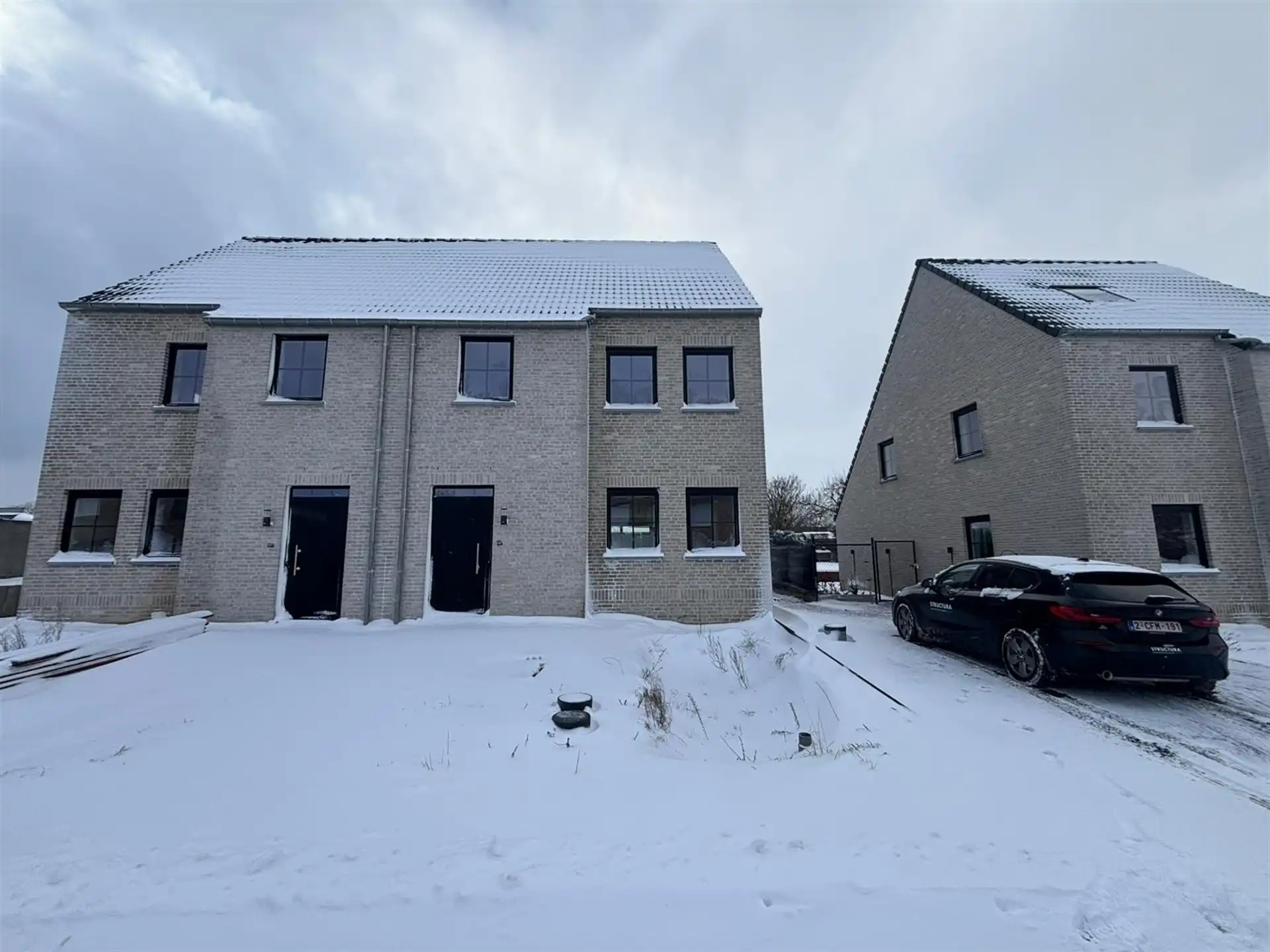 Rustiggelegen, hoogwaardig afgewerkte nieuwbouwwoning nabij het centrum! foto {{pictureIndex}}