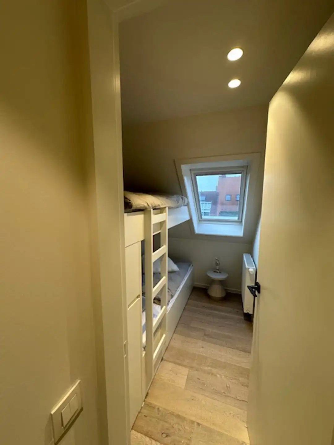 Stijlvol gerenoveerd appartement op een zucht van de zee! foto 9