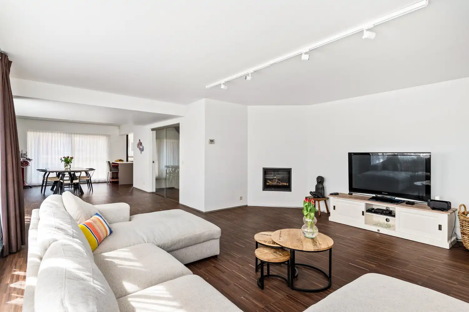 Halfopen huis met 4 slaapkamers, tuin en garage foto 4