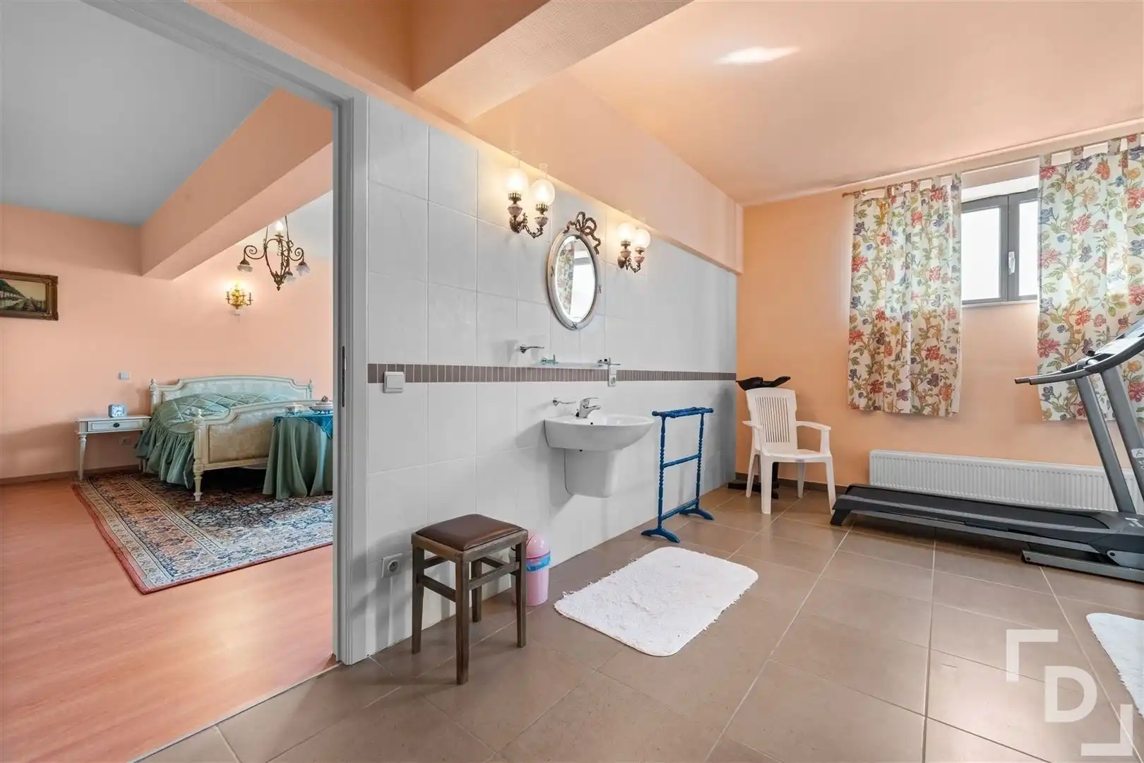 Appartement van 300m² met garage op toplocatie in Ieper foto 9