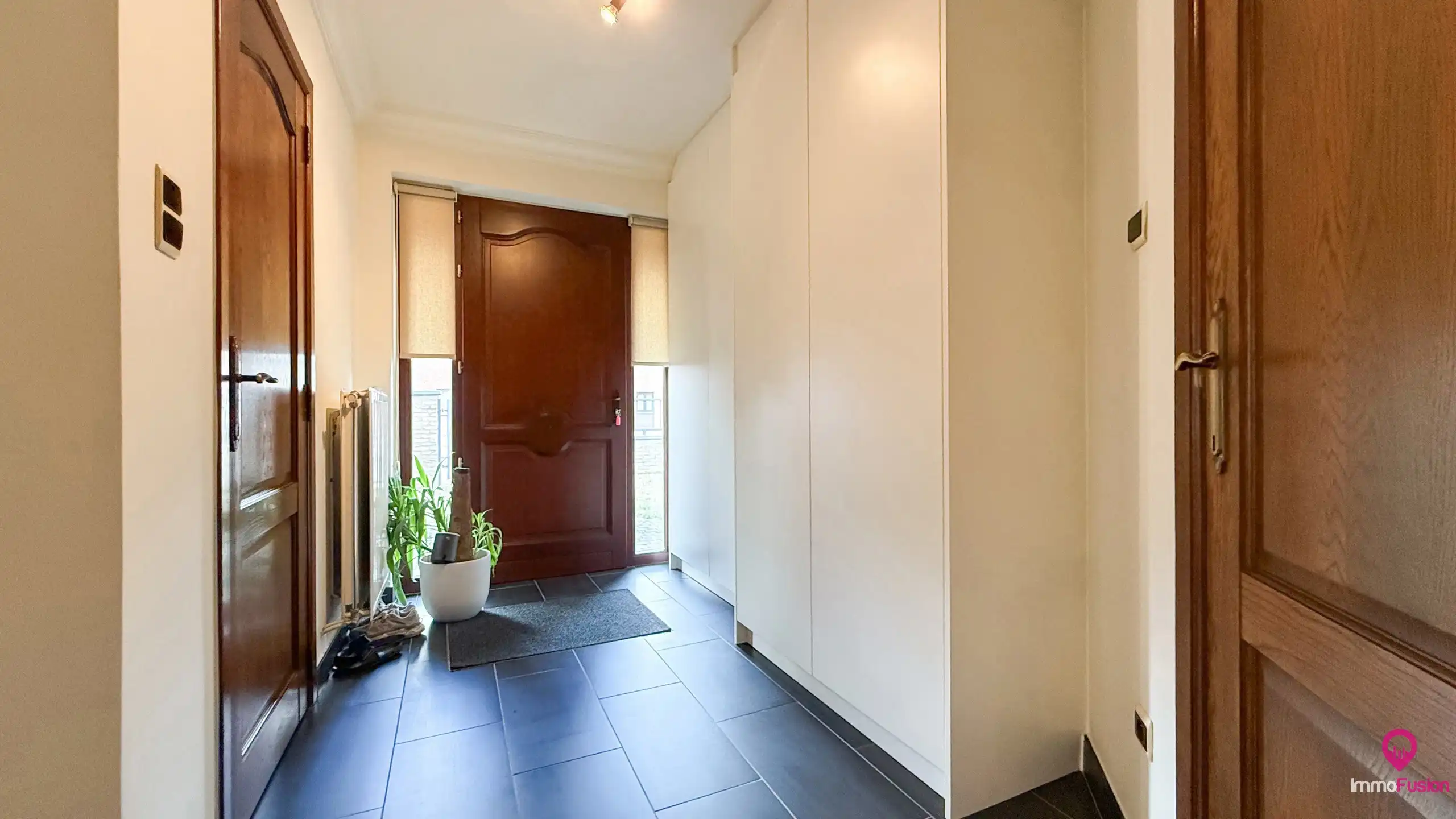 Ruime gezinswoning met 4 slpk, zonnepanelen en grote tuin! foto 3