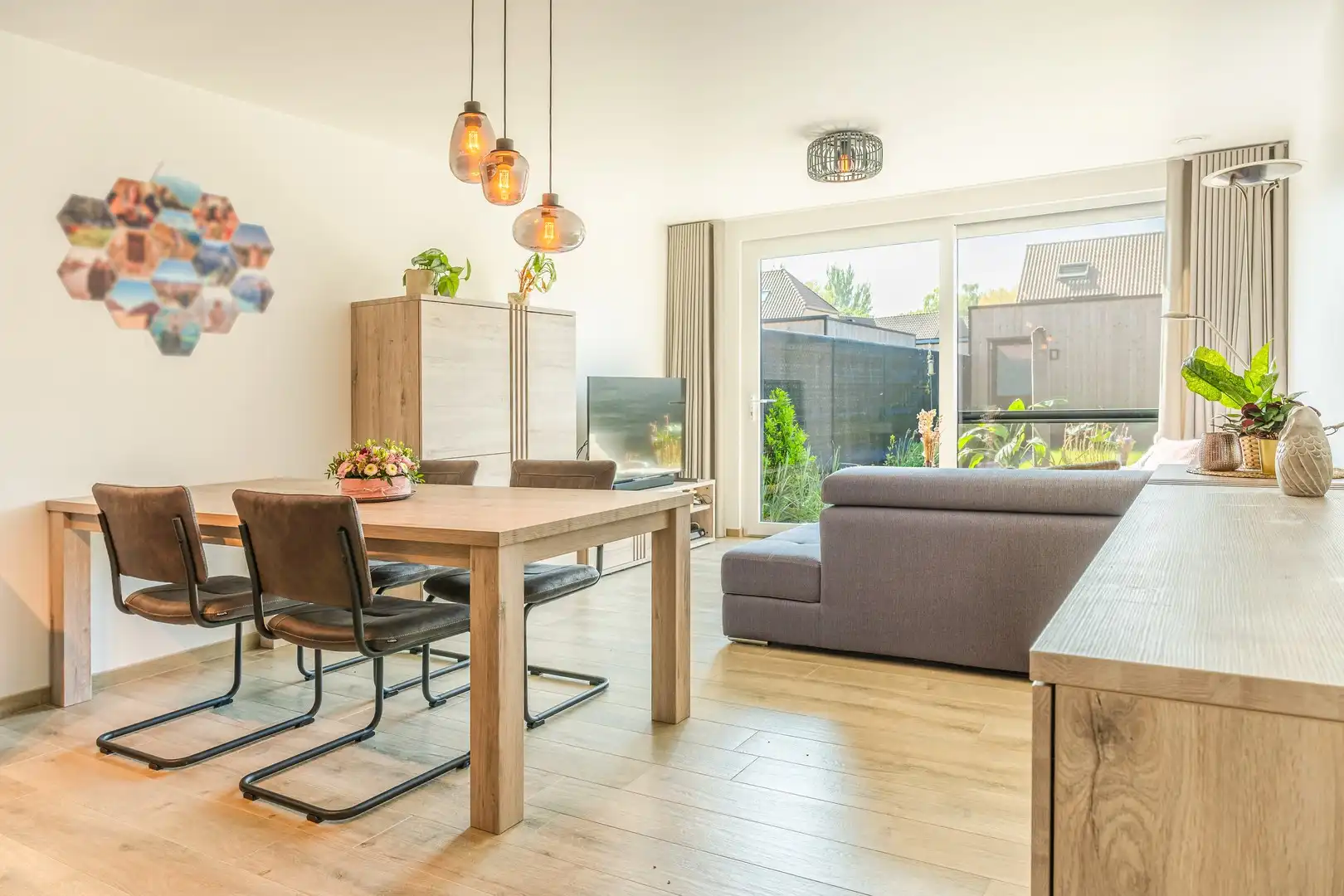 INSTAPKLAAR GELIJKVLOERS APPARTEMENT MET ZUIDTUIN & GARAGE foto 3