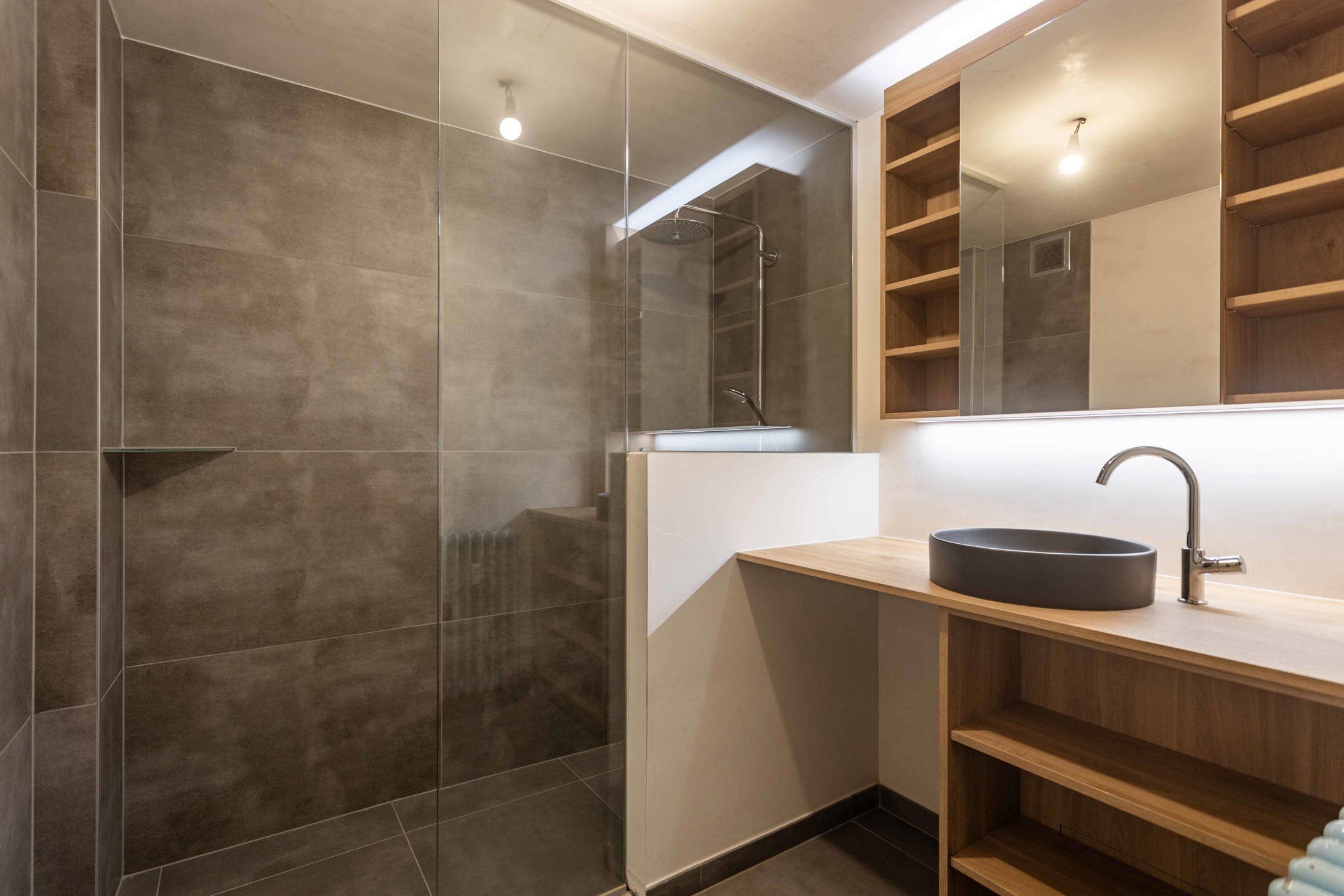 Lichtrijk en volledig gerenoveerd appartement foto 9