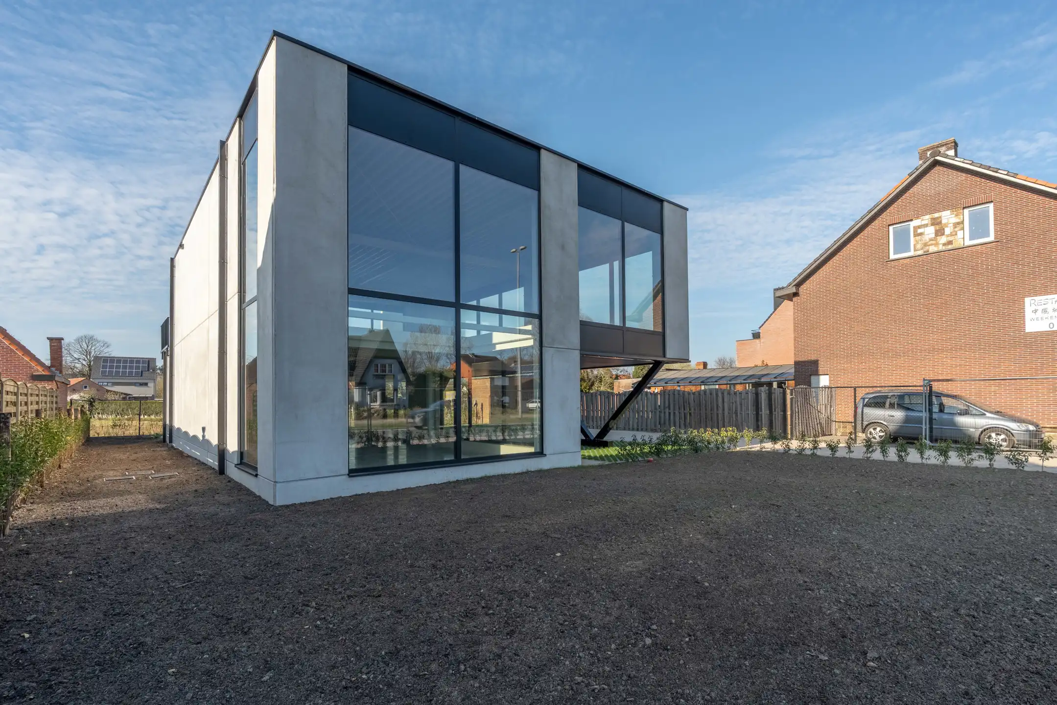 Nieuw handelspand van 245 m² met 5 pp op perceel van 605 m² foto 2